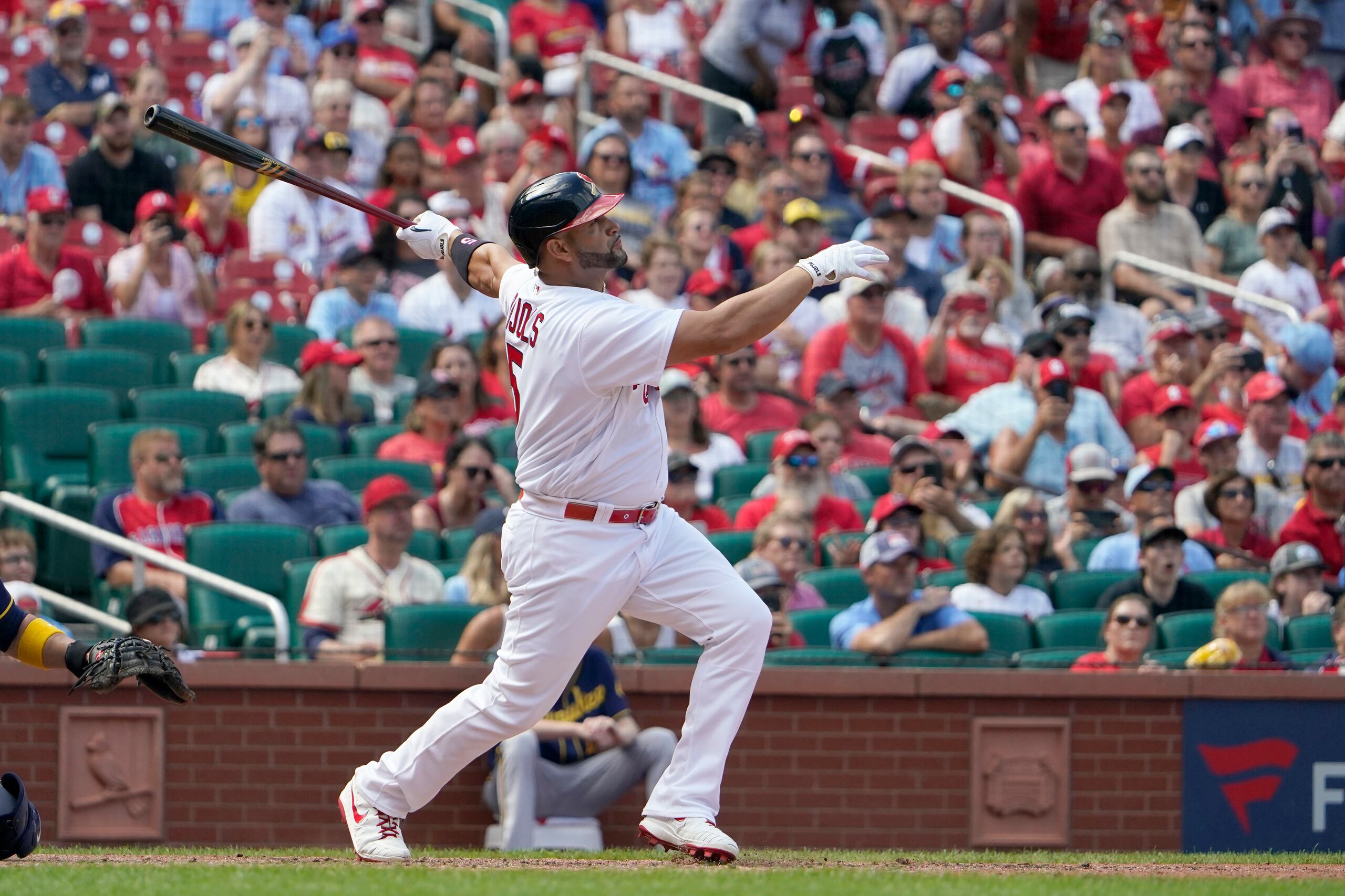 Albert Pujols, de los Cardinals, pega jonrón ante los Brewers.