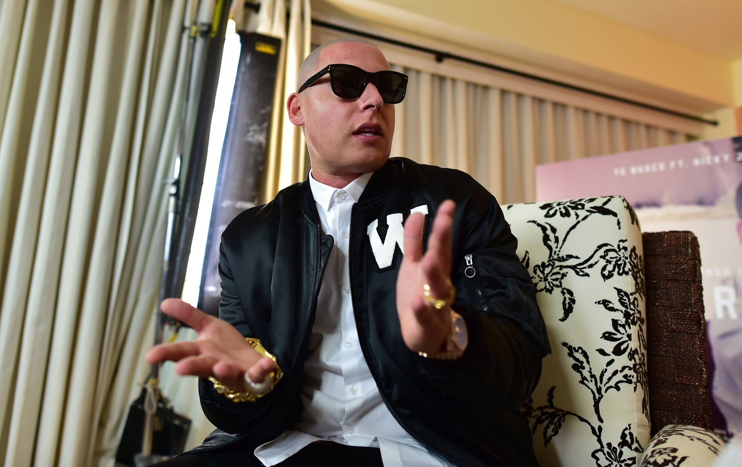 El artista urbano José Fernando Cosculluela Suárez, mejor conocido como Cosculluela, salió libre bajo fianza en la madrugada de este sábado, luego de que sus abogados decidieran allanarse ante la presentación en su contra de 13 cargos por violaciones a la Ley 54 de Violencia Doméstica y dos por violación a la Ley de Armas.