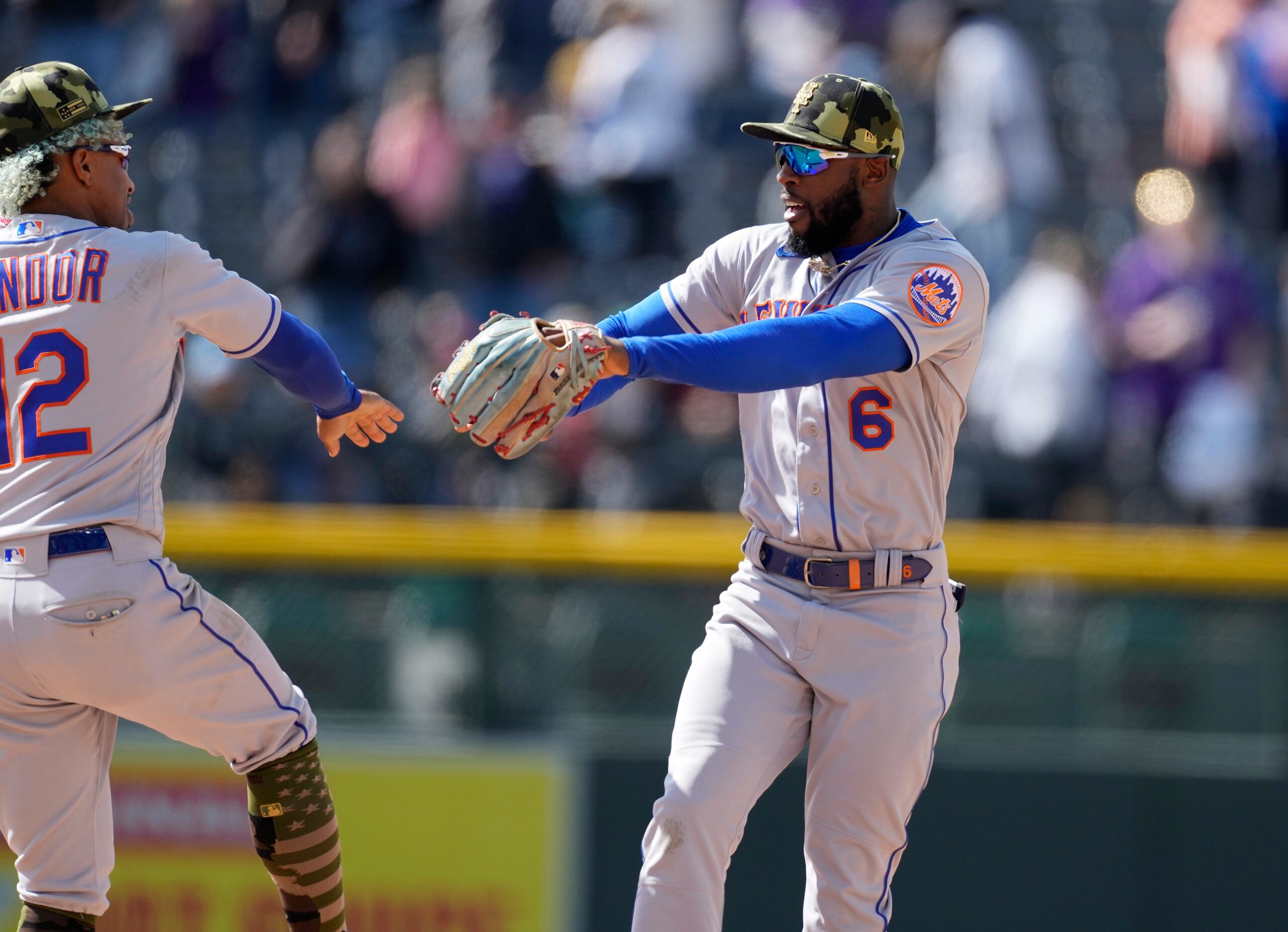 El siore de los Mets de Nueva York, Francisco Lindor, a la izquierda, celebra con su compañero Starling Marte la victoria conseguida el sábado sobre los Rockies de Colorado.