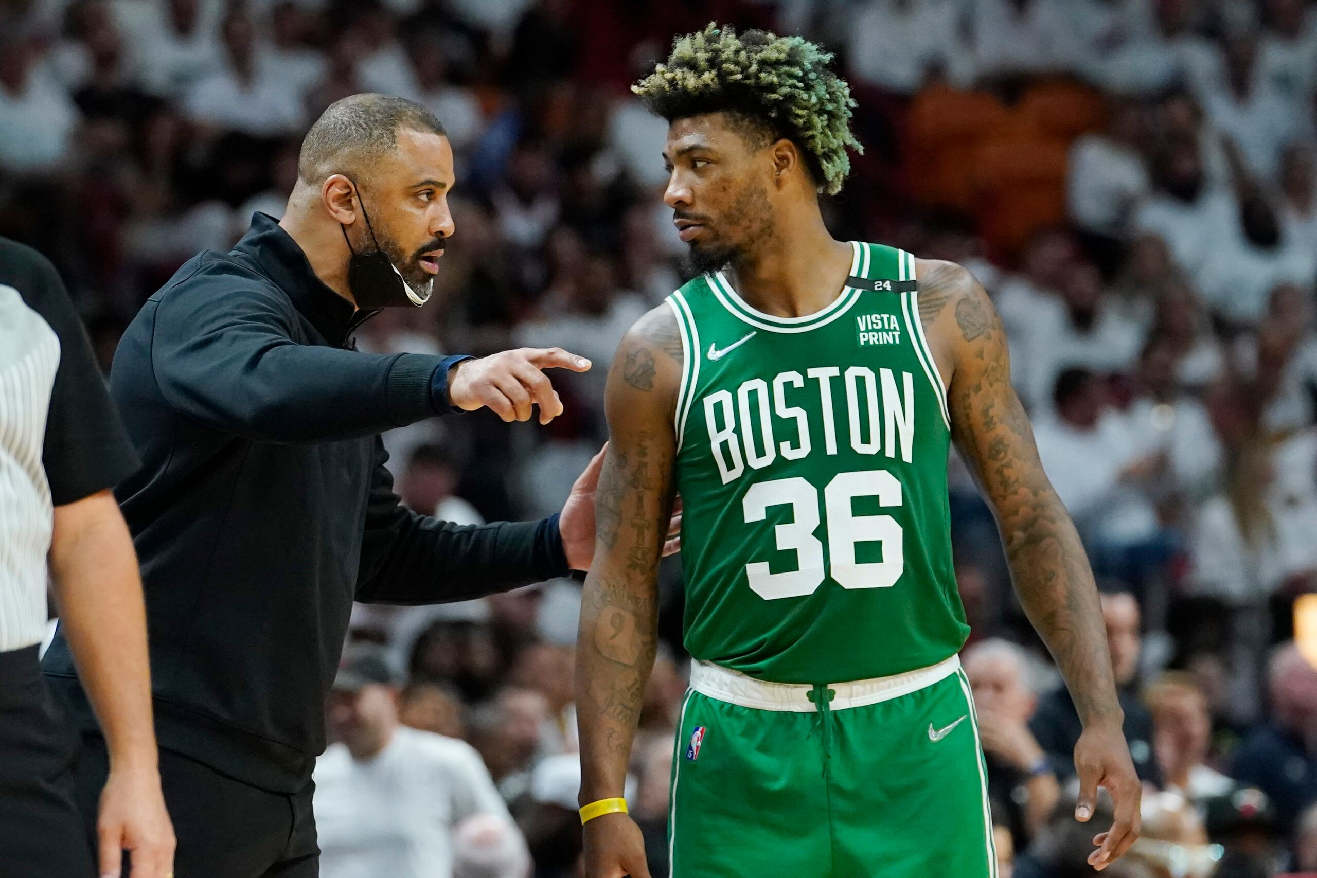 El entrenador de los Celtics de Boston, Ime Udoka, hablando aquí con el base Marcus Smart durante uno de los juegos de la serie final de la pasada temporada ha quedado suspendido por un año por la organización por violar los códigos del equipo.