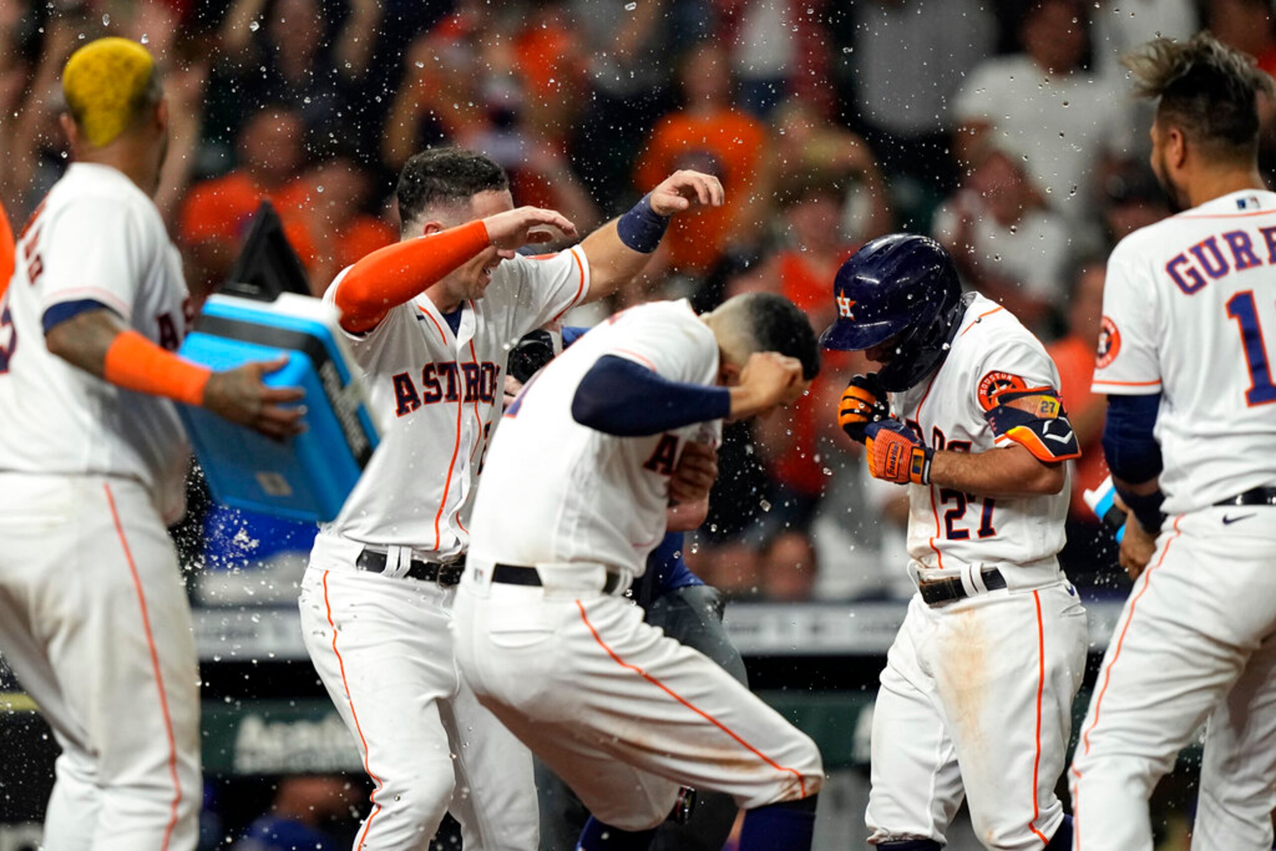 Los Astros de Houston celebran el grand slam de José Altuve que dio la victoria a su equipo contra los Rangers de Texas, el 15 de junio de 2021, en Houston.