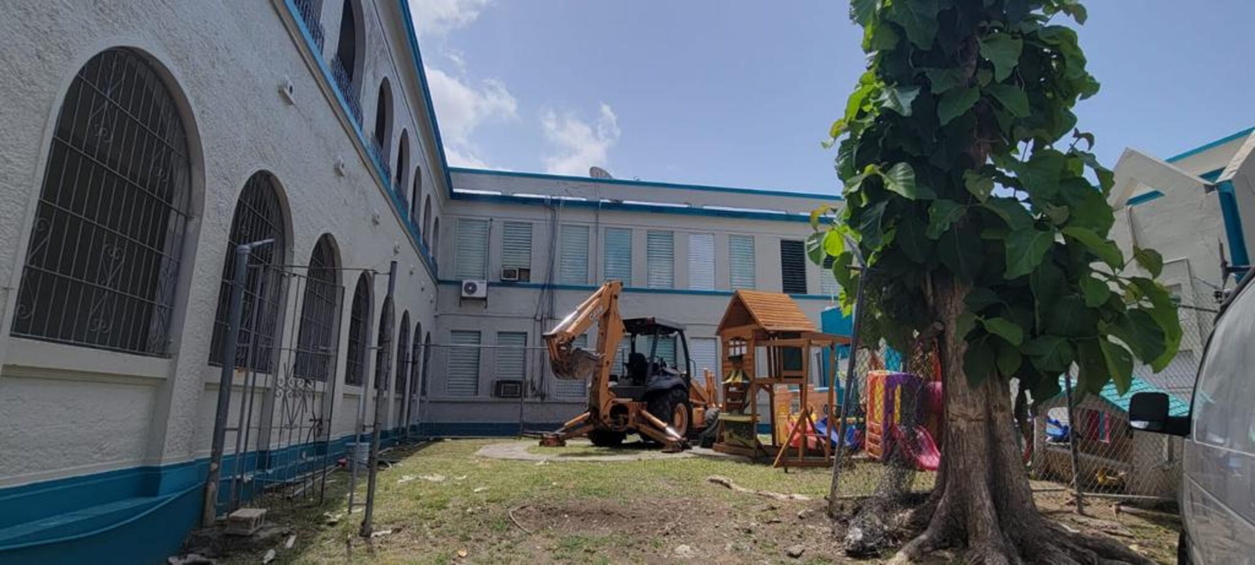 Imagen de una escuela en reparación en Yauco.