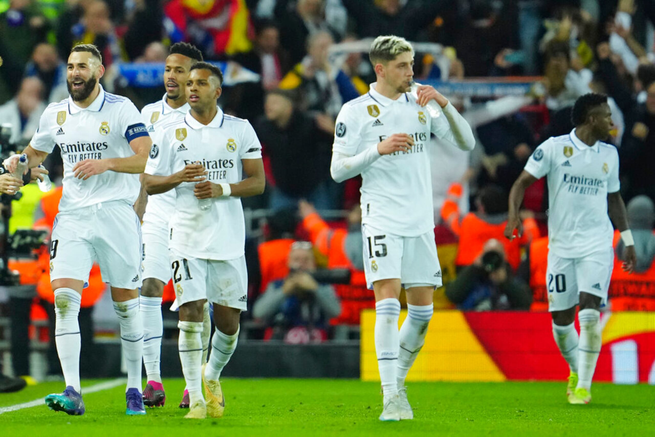 Karim Benzema (izquierda) celebra tras anotar el quinto gol del Real Madrid ante Liverpool en los octavos de final de la Liga de Campeones.