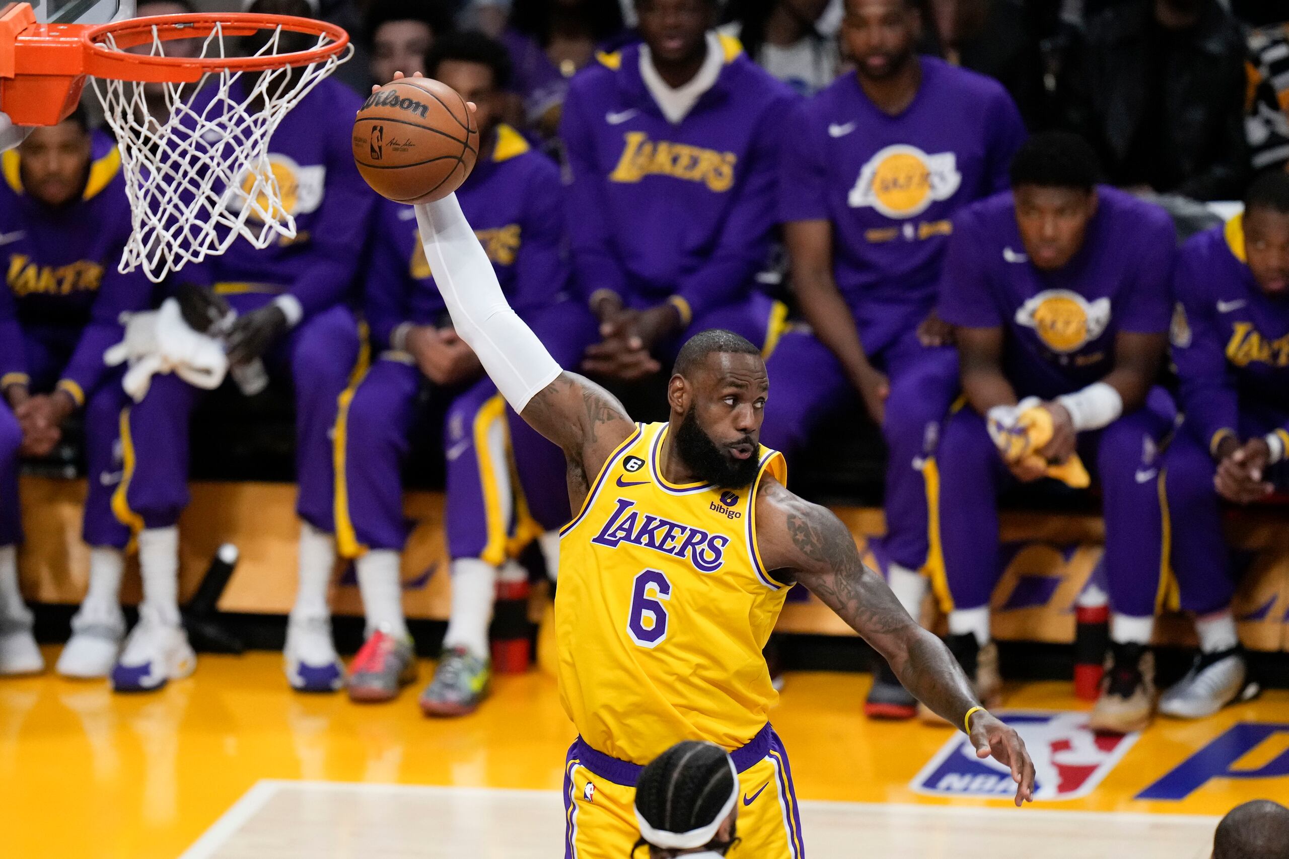 LeBron James, de los Lakers de Los Ángeles, toma un rebote en el juego 6 de la serie de primera ronda de la Conferencia Oeste ante los Grizzlies de Memphis el 28 de abril del 2023. (AP Foto/Jae C. Hong)