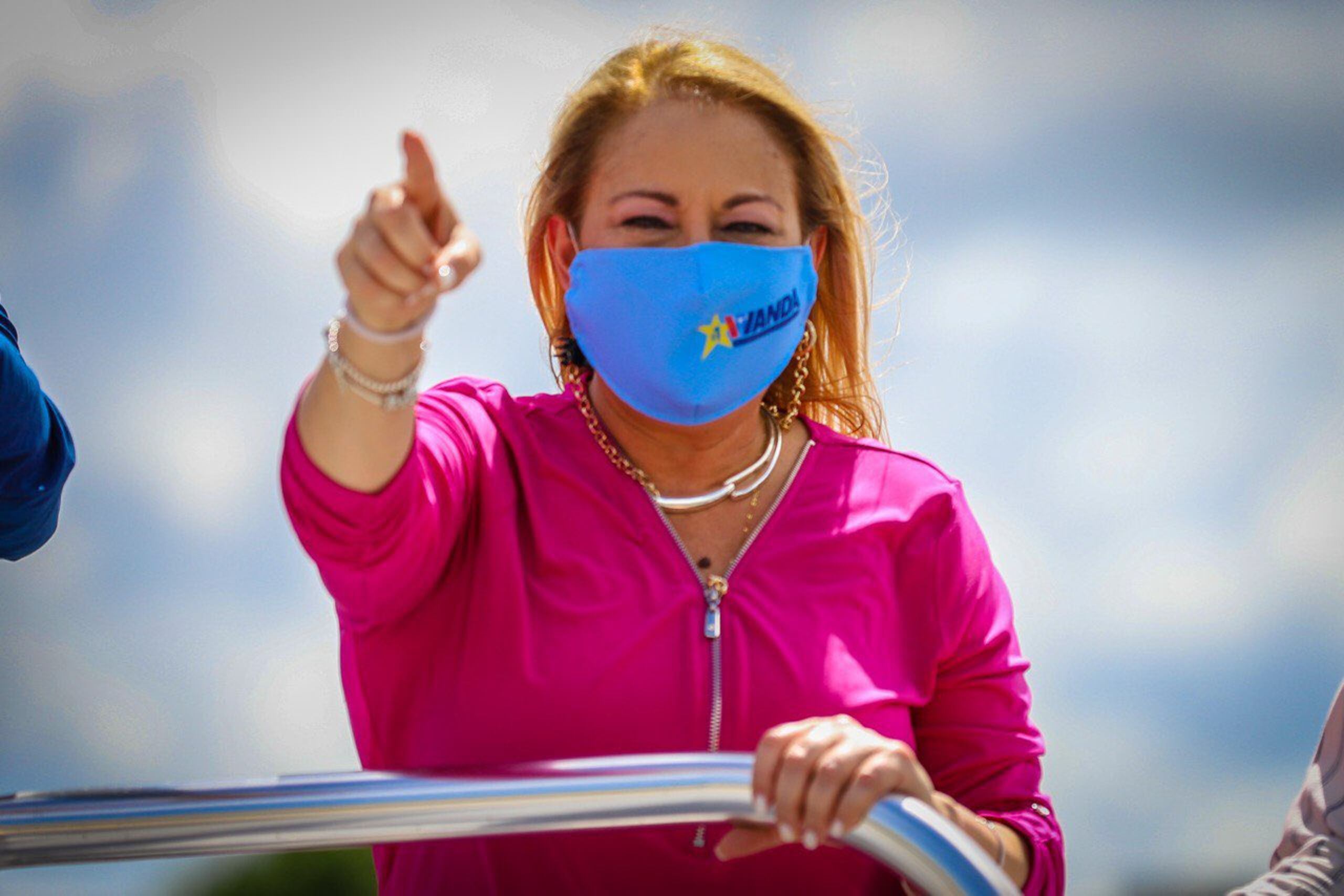 La exgobernadora Wanda Vázquez saluda a sus simpatizantes mientras participaba de una caravana por Caguas, Juncos y Las Piedras.