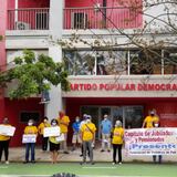 Pensionados claman ser escuchados por Charlie Delgado frente a la sede del PPD