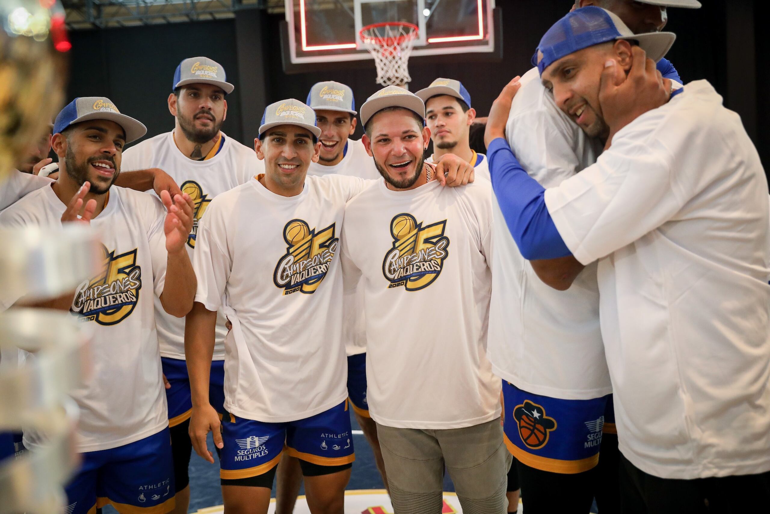 Yadier Molina, dueño de los Vaqueros, celebra con el equipo la conquista del título del BSN.