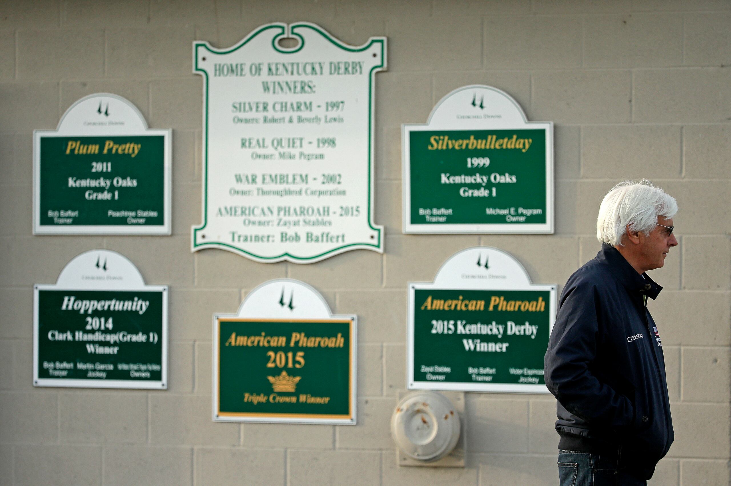 El entrenador Bob Baffert aparece aquí afuera de los establos en Churchill Downs el 2 de mayo del 2016.