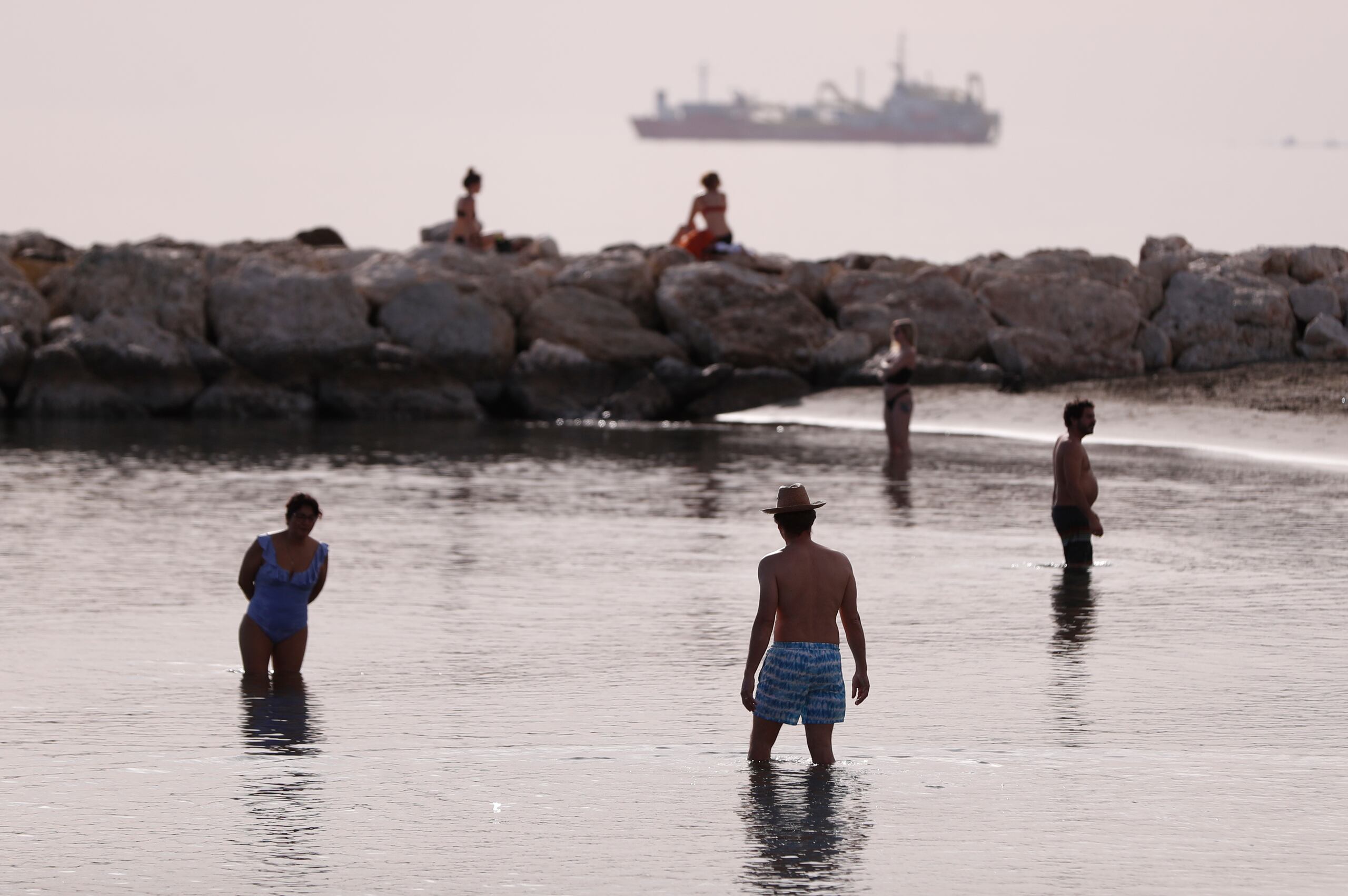 Varias personas disfrutan del buen tiempo en la playa del Palo, en Málaga, este domingo, en el día de Año Nuevo. EFE/ Jorge Zapata
