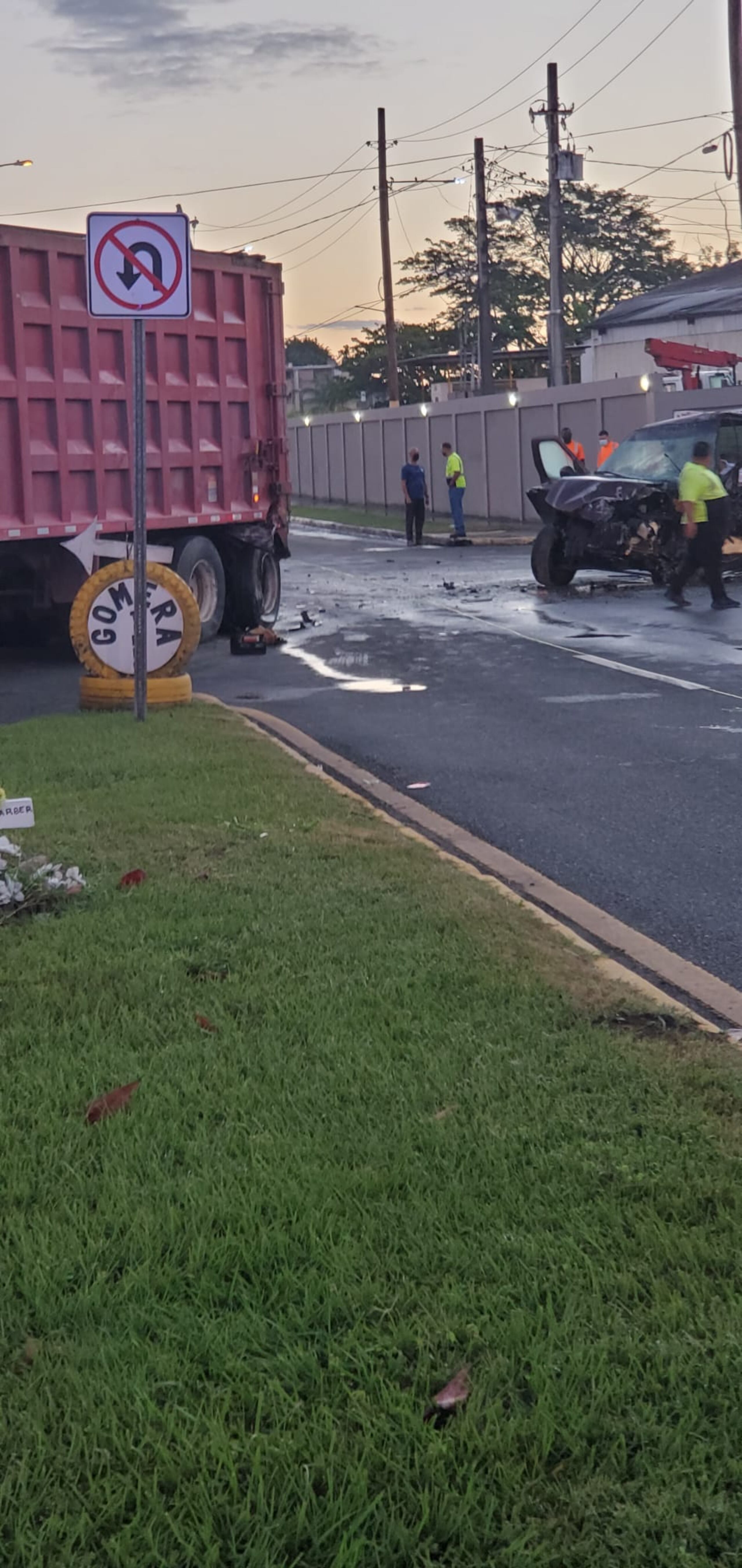 El conductor de la camioneta impactó el arrastre del camión en el kilómetro 2.7 de la carretera PR-5, en Cataño.