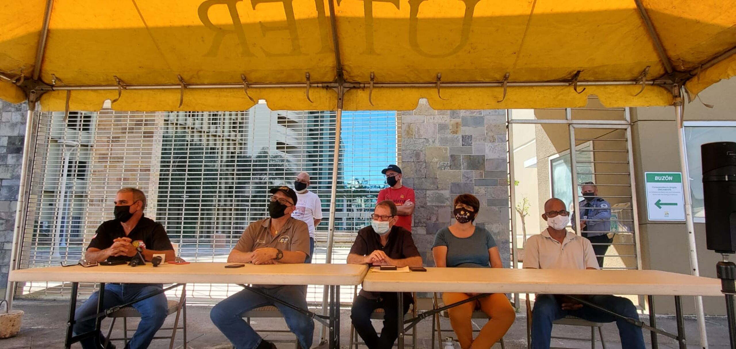 Las organizaciones llevaron su reclamo durante la mañana de hoy frente al edificio de la Autoridad de Energía Eléctrica en Santurce.