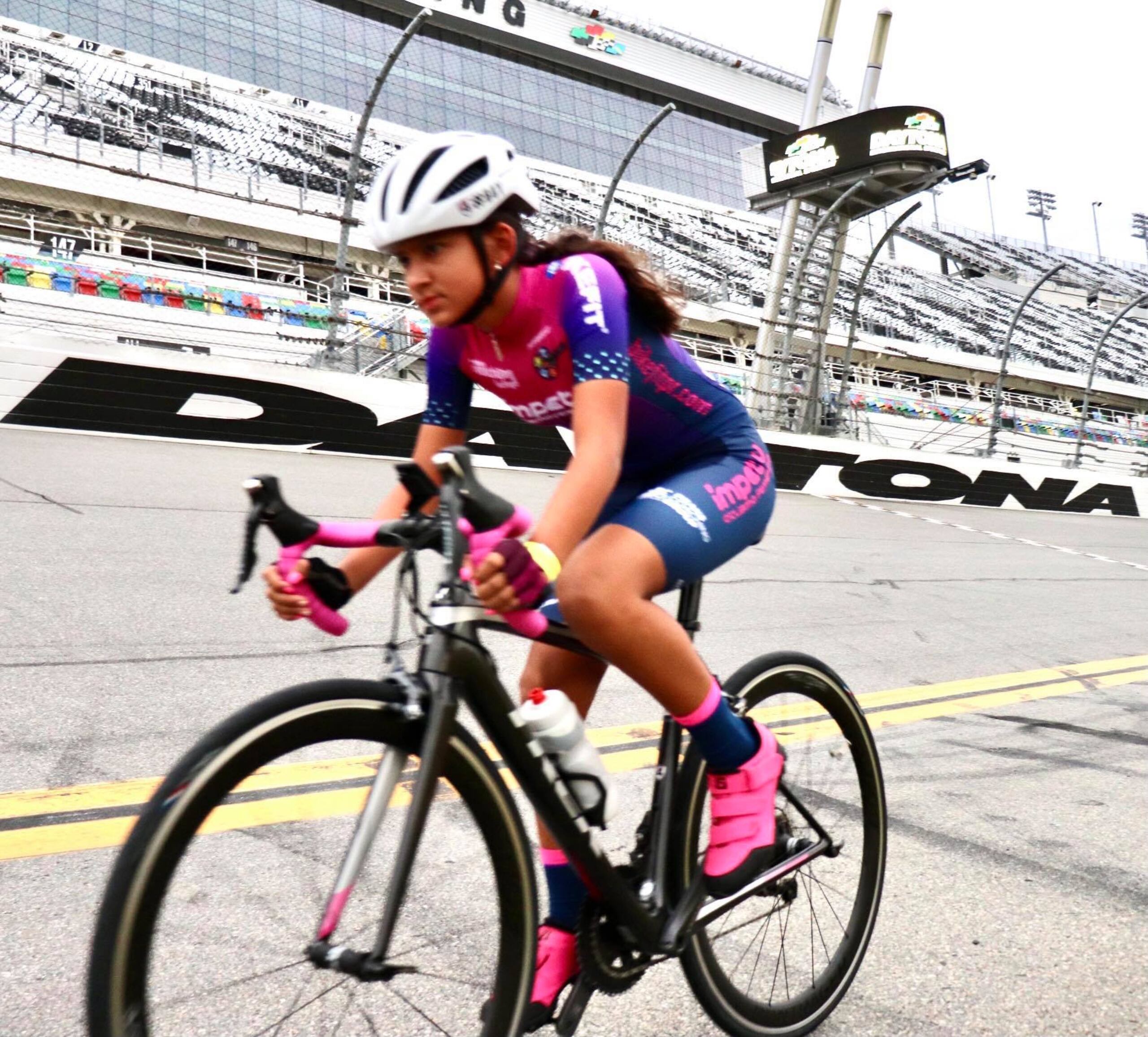 Pamela Rodríguez García nadó 200 metros, recorrió seis millas en bicicleta y una milla adicional de carrera pedestre en 36:37 minutos.