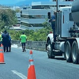 Cierran carril de la PR-22 tras derrame de brea líquida