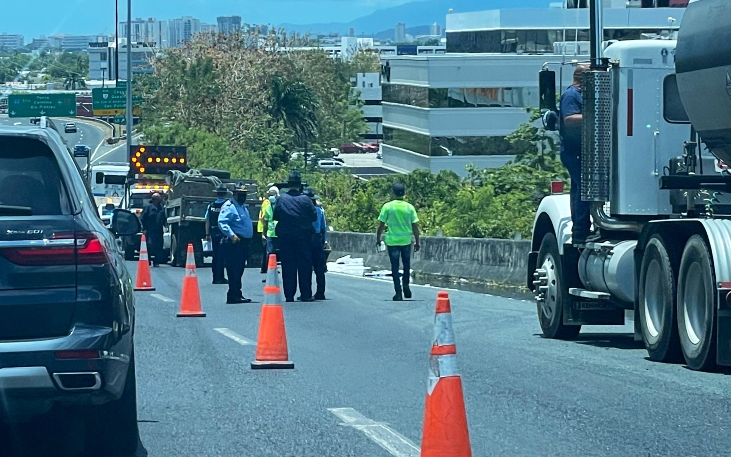 Personal del camión que sufrió el derrame de brea líquida realiza operaciones de limpieza en la PR-22.