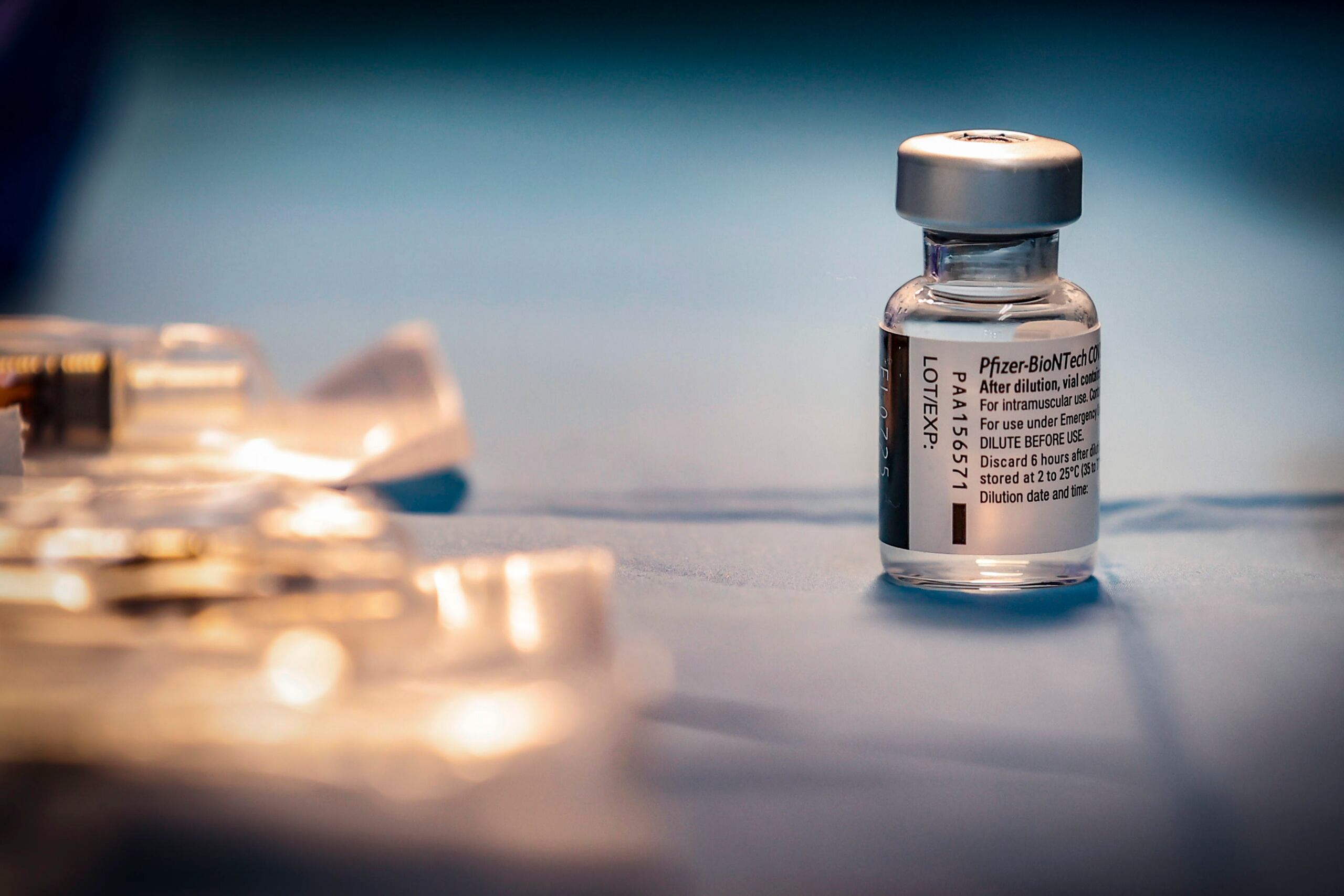 Un frasco de la vacuna contra el COVID-19 desarrollada por Pfizer y BioNTech.