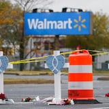 Empleada de Walmart que sobrevivió masacre demanda por $50 millones