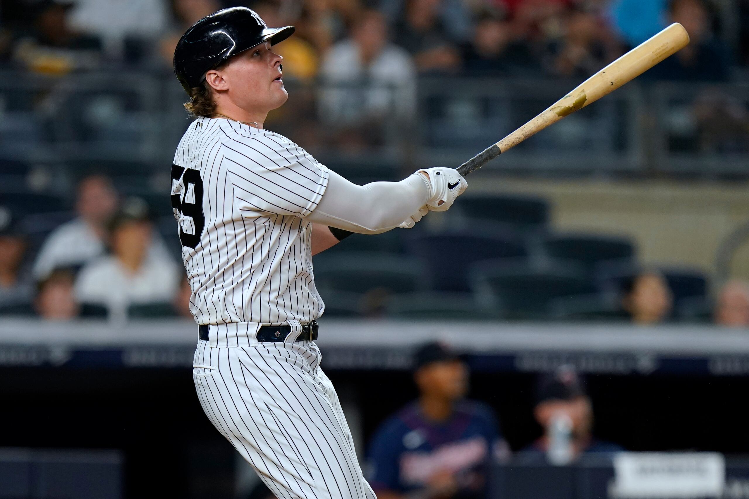 Luke Voit, de los Yankees, observa su cuadrangular del viernes, uno de los cuatro inatrapables que conectó ante los Twins.