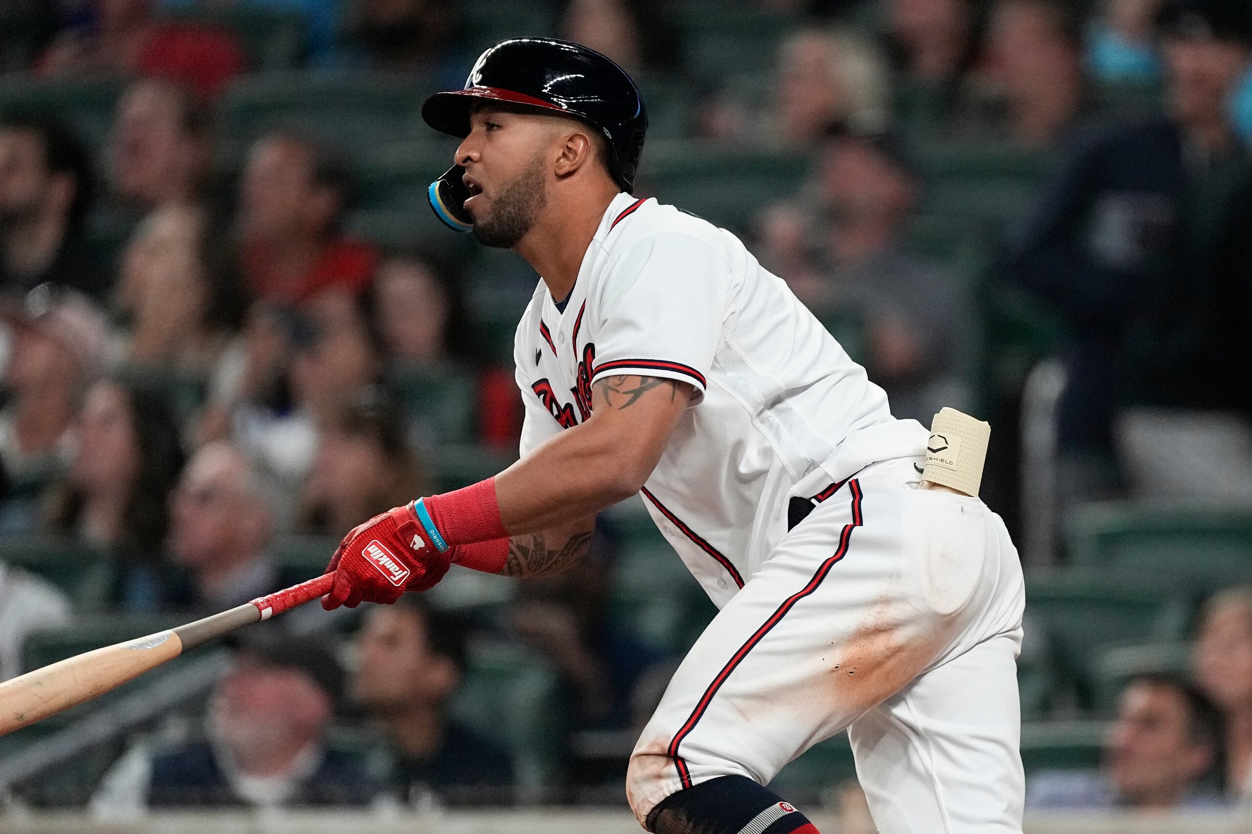 El jardinero boricua Eddie Rosario, de los Braves de Atlanta, observa el vuelo de su decisivo cuadrangular solitario del miércoles ante los Reds de Cincinnati.