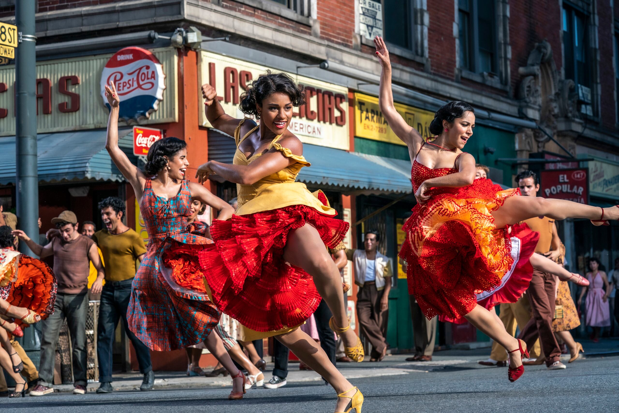 Ilda Mason como "Luz", Ariana DeBose como "Anita" y Ana Isabelle como "Rosalia".