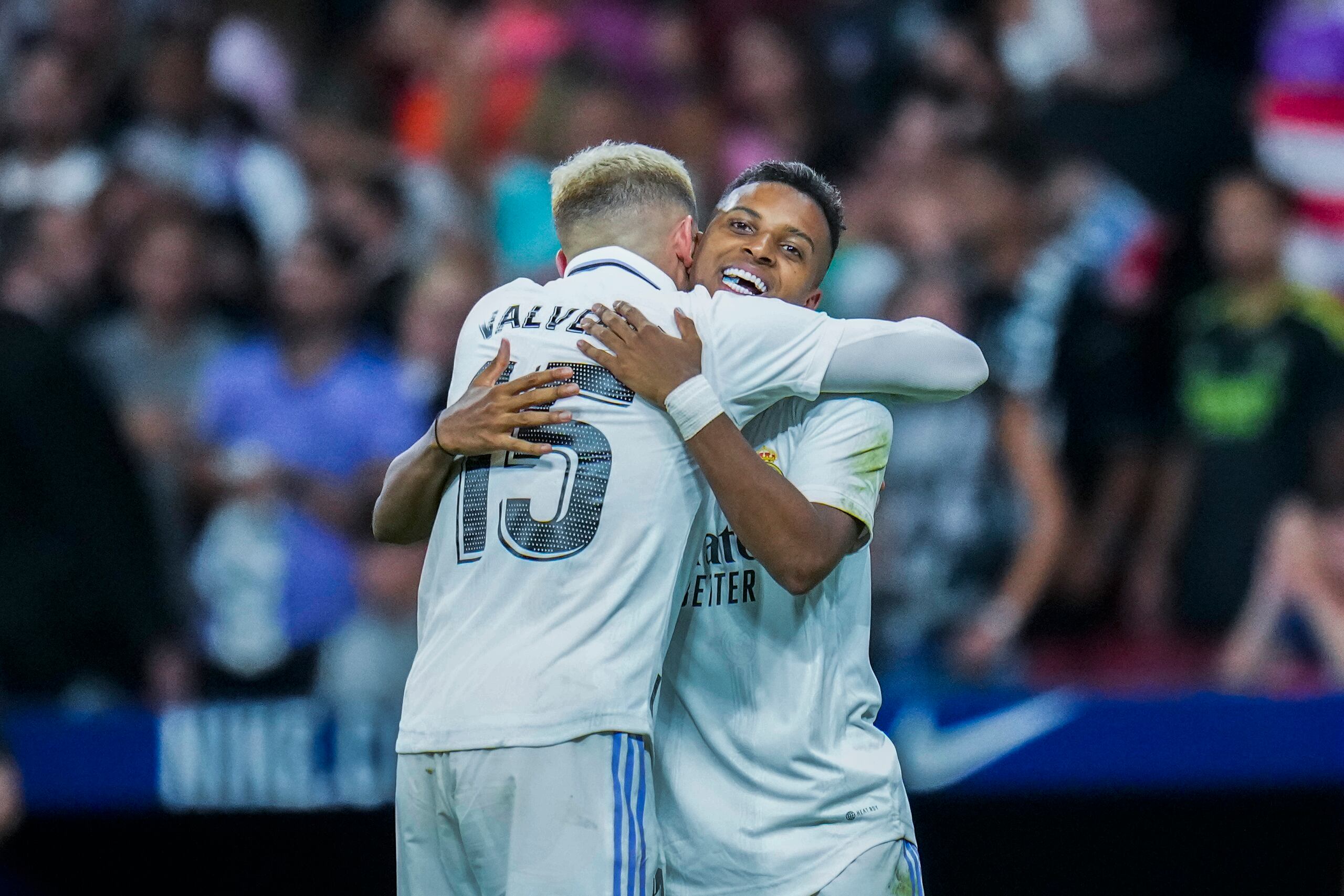 El brasileño Rodrygo y el uruguayo Federico Valverde, del Real Madrid, festejan la victoria sobre el Atlético de Madrid, en un encuentro de La Liga, el domingo 18 de septiembre de 2022 (AP Photo/Manu Fernández)