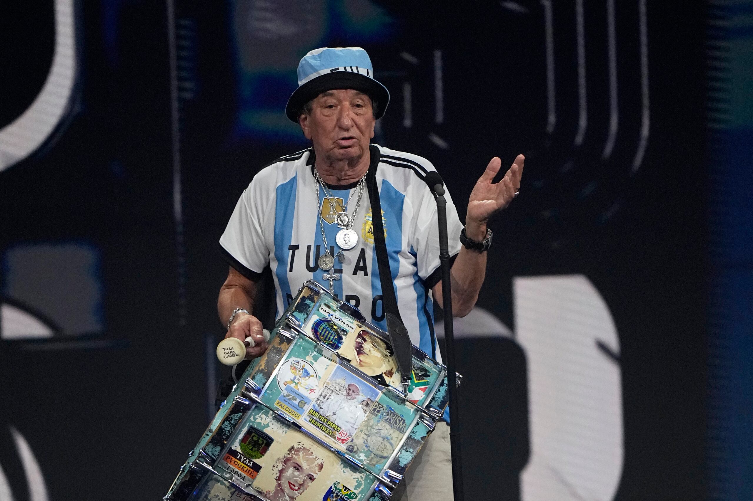 El aficionado argentino Tulo Bombo tras recibir el premio a los argentinos como la mejor hinchada en los premios The Best de la FIFA, el lunes 27 de febrero de 2023, en París. (AP Foto/Michel Euler)