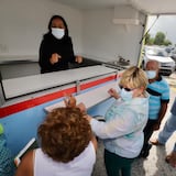 Ponce entrega carretones a comerciantes de La Guancha