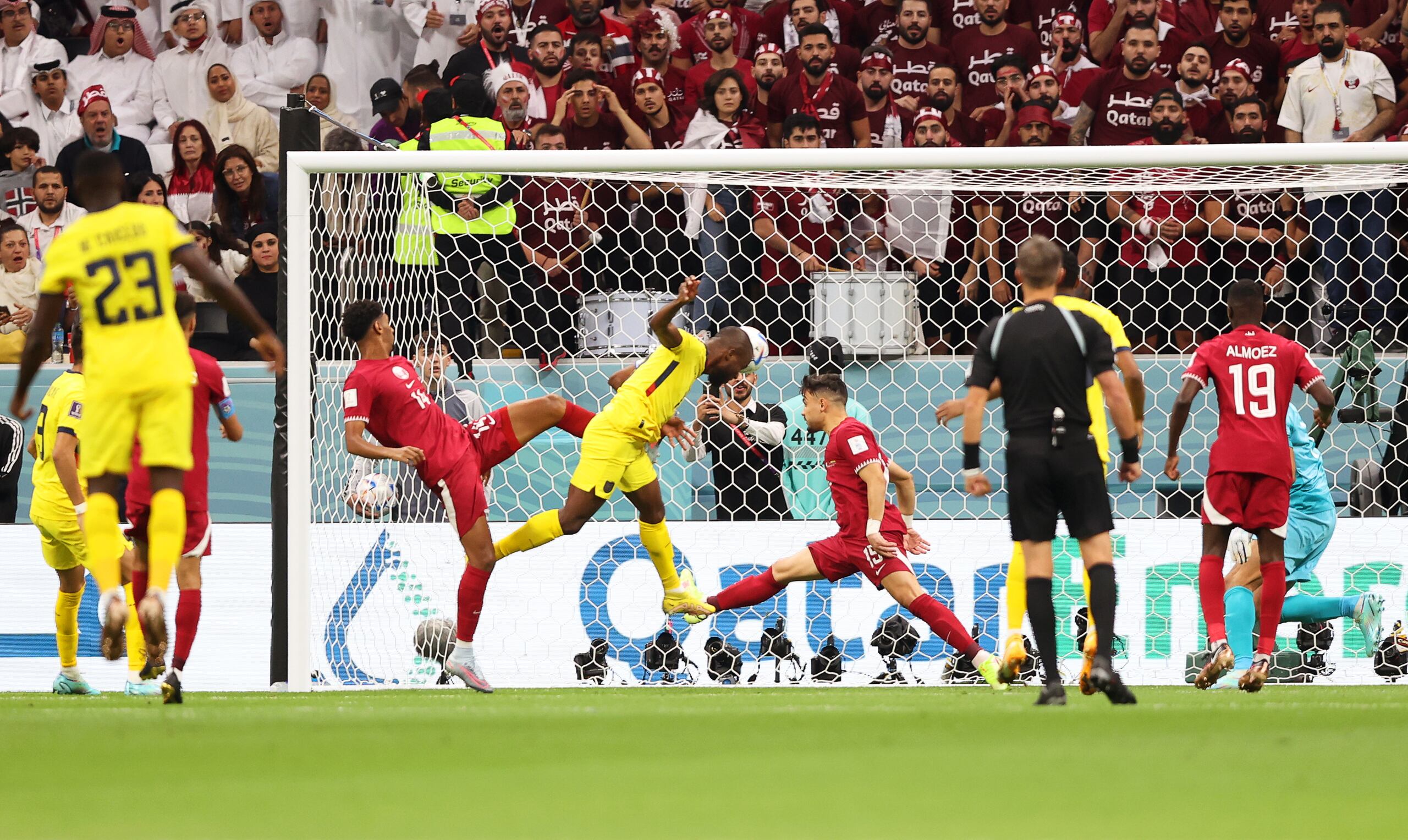 Ecuador anota de cabeza para su segunda anotación en el duelo ante Qatar en la Copa del Mundo este domingo.