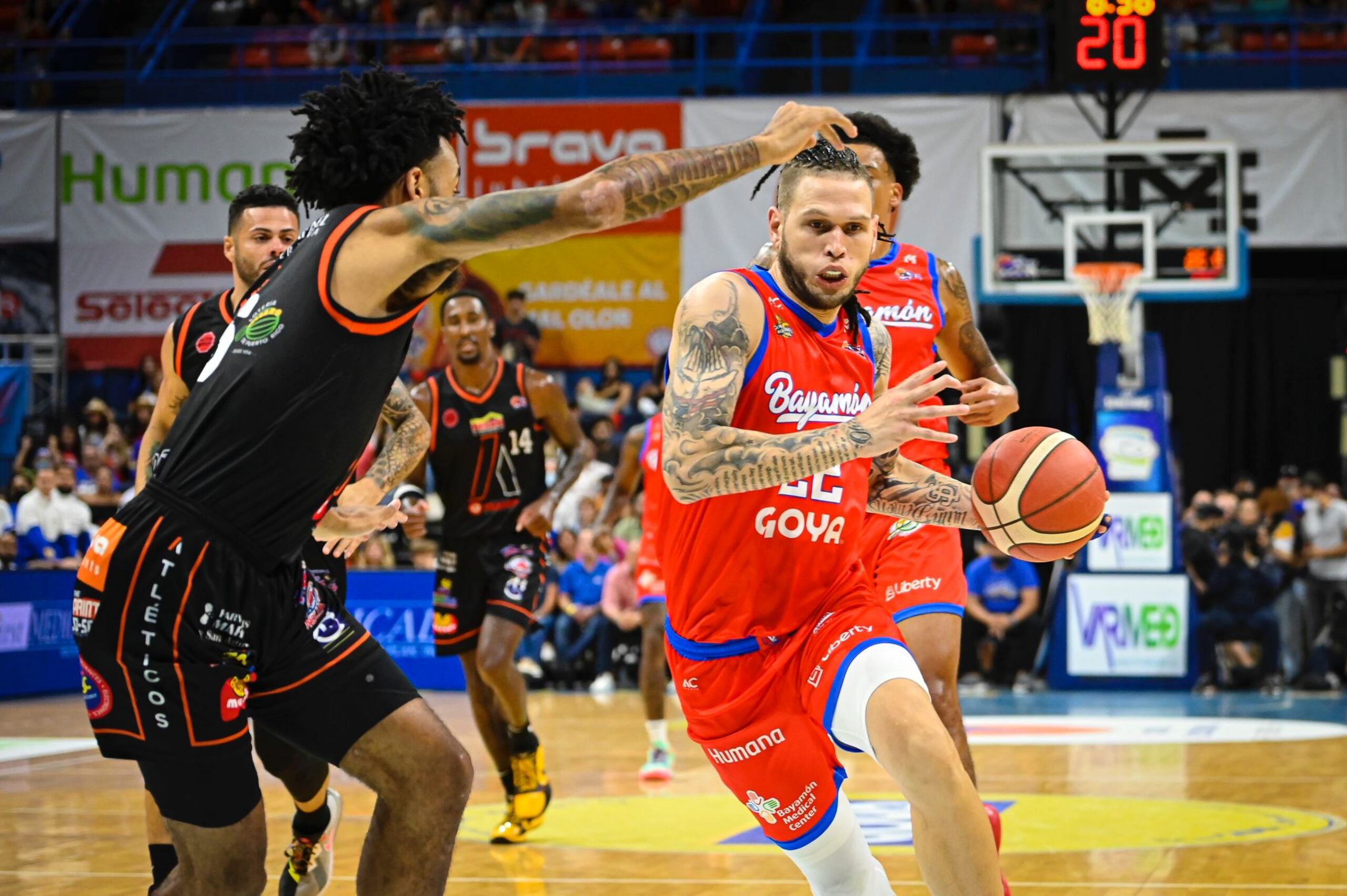 Benito Santiago (con el balón) y los Vaqueros viajan a San Germán el domingo para el cuarto partido de la serie final del Baloncesto Superior Nacional.