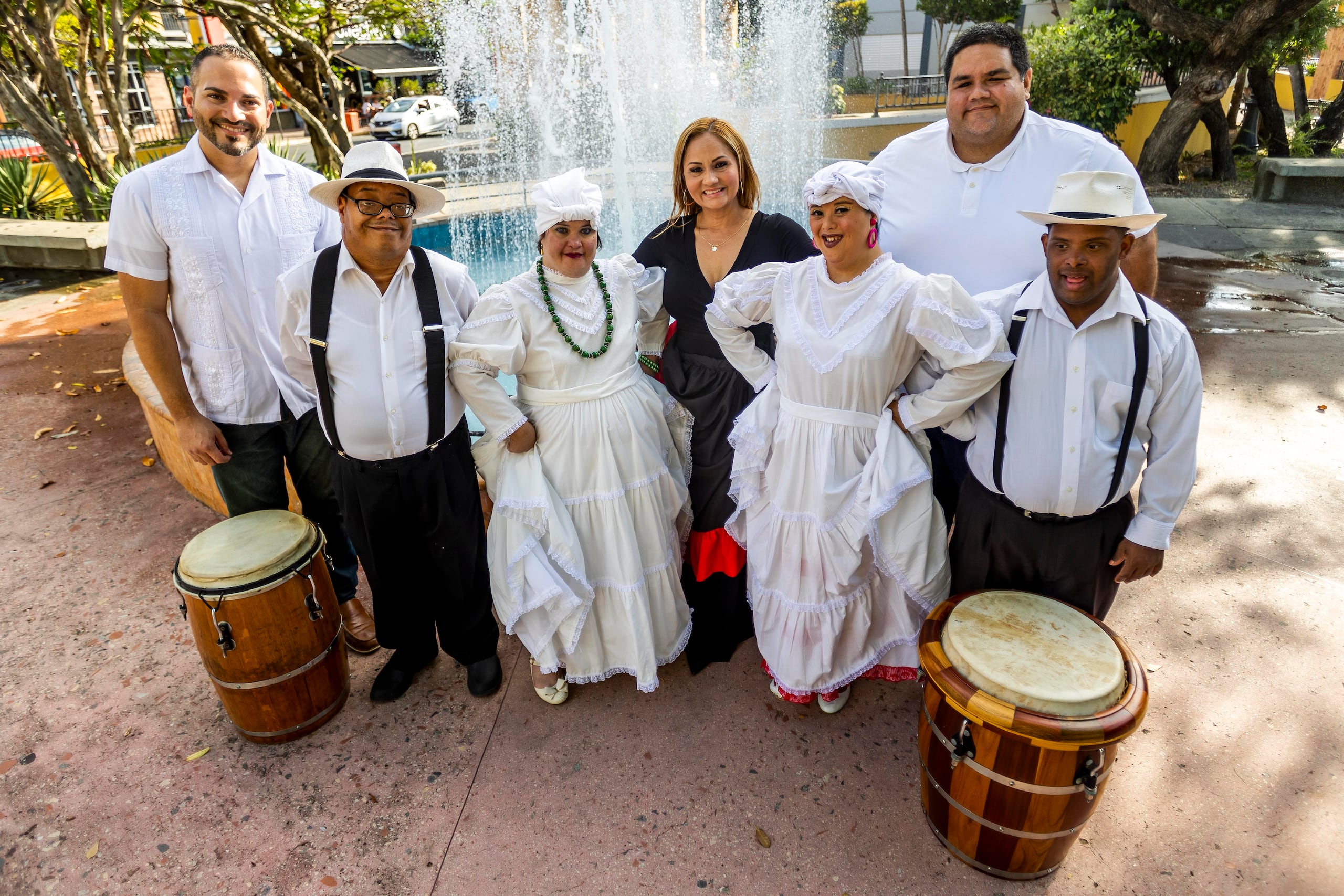 La senadora por Mayagüez, Ada García (al centro atrás) es la fundadora y directora del grupo, compuesto por jóvenes con condiciones especiales.