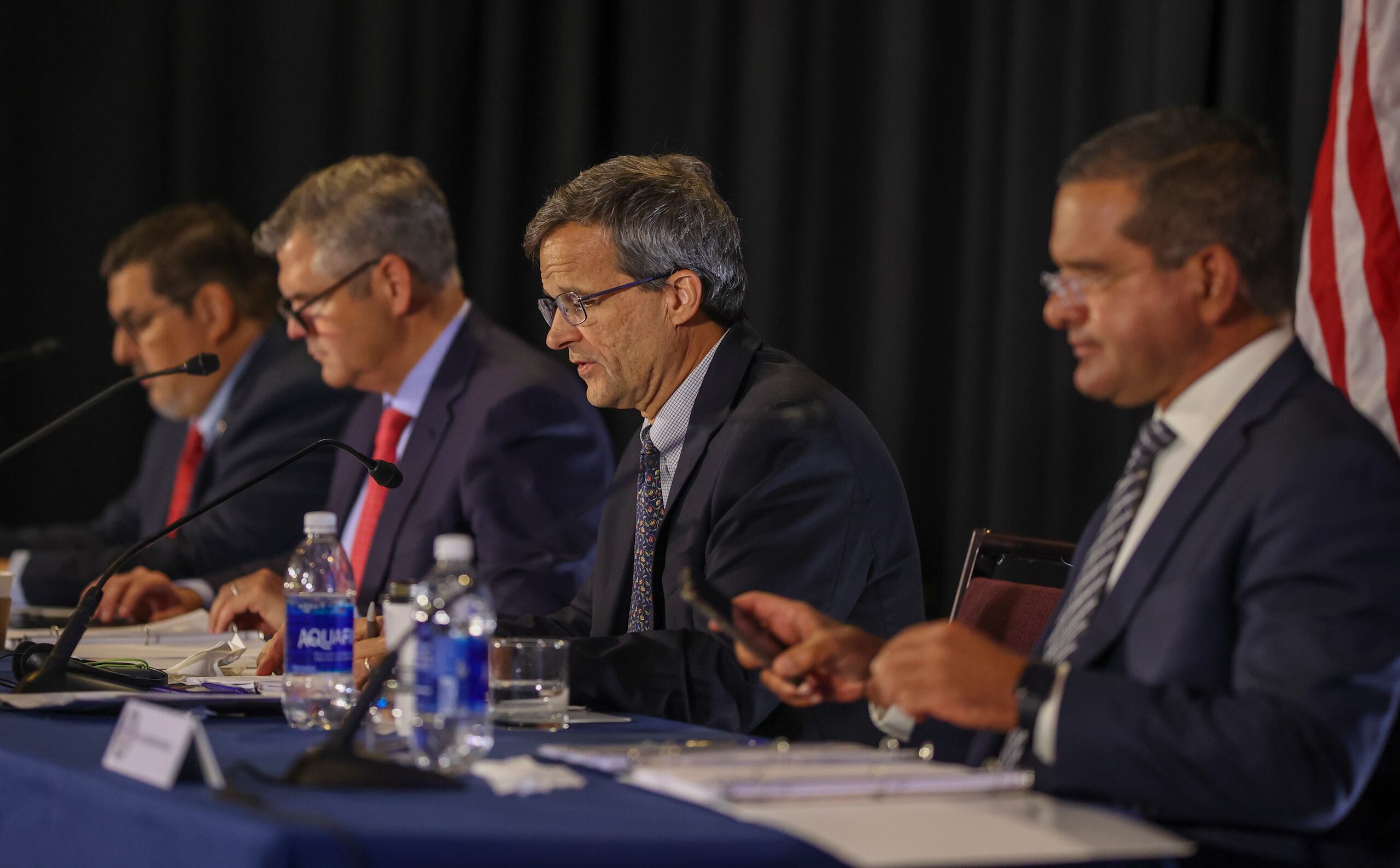 Antonio Medina, Justin Peterson, David Skeel y Pedro Pierluisi en la reunión pública de la Junta de Supervisión Fiscal este viernes en el Hotel Sheraton del Centro de Convenciones.