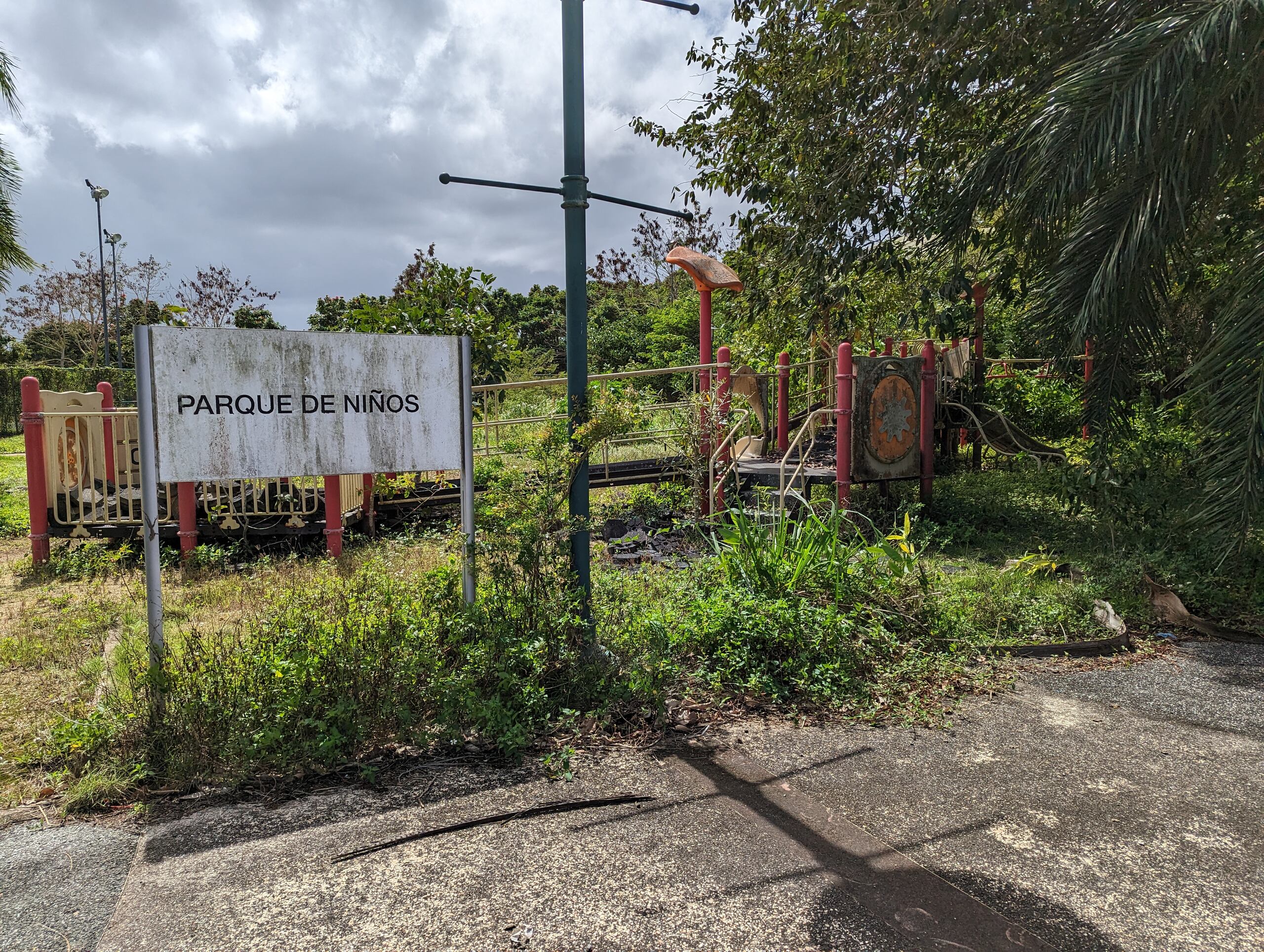 Un parque recreativo se deteriora.