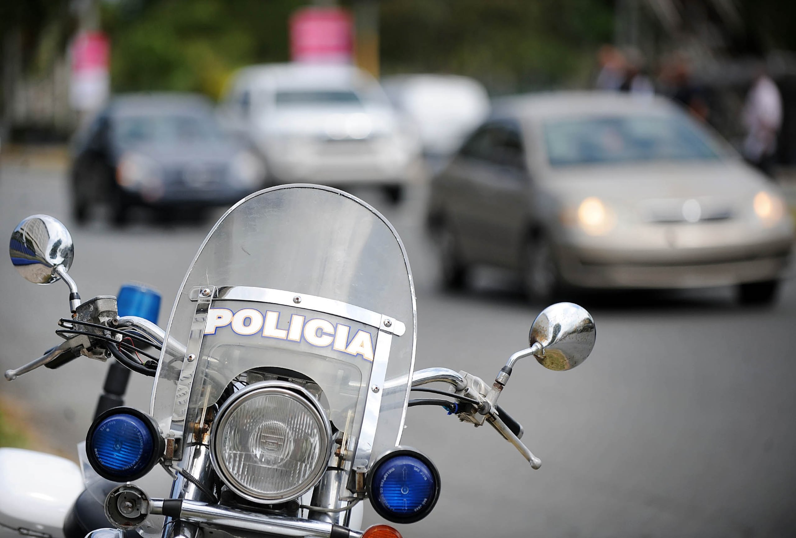 Un negociador de la Policía se encuentra en la escena para intentar evitar un fatal desenlace. (Archivo / GFR Media)