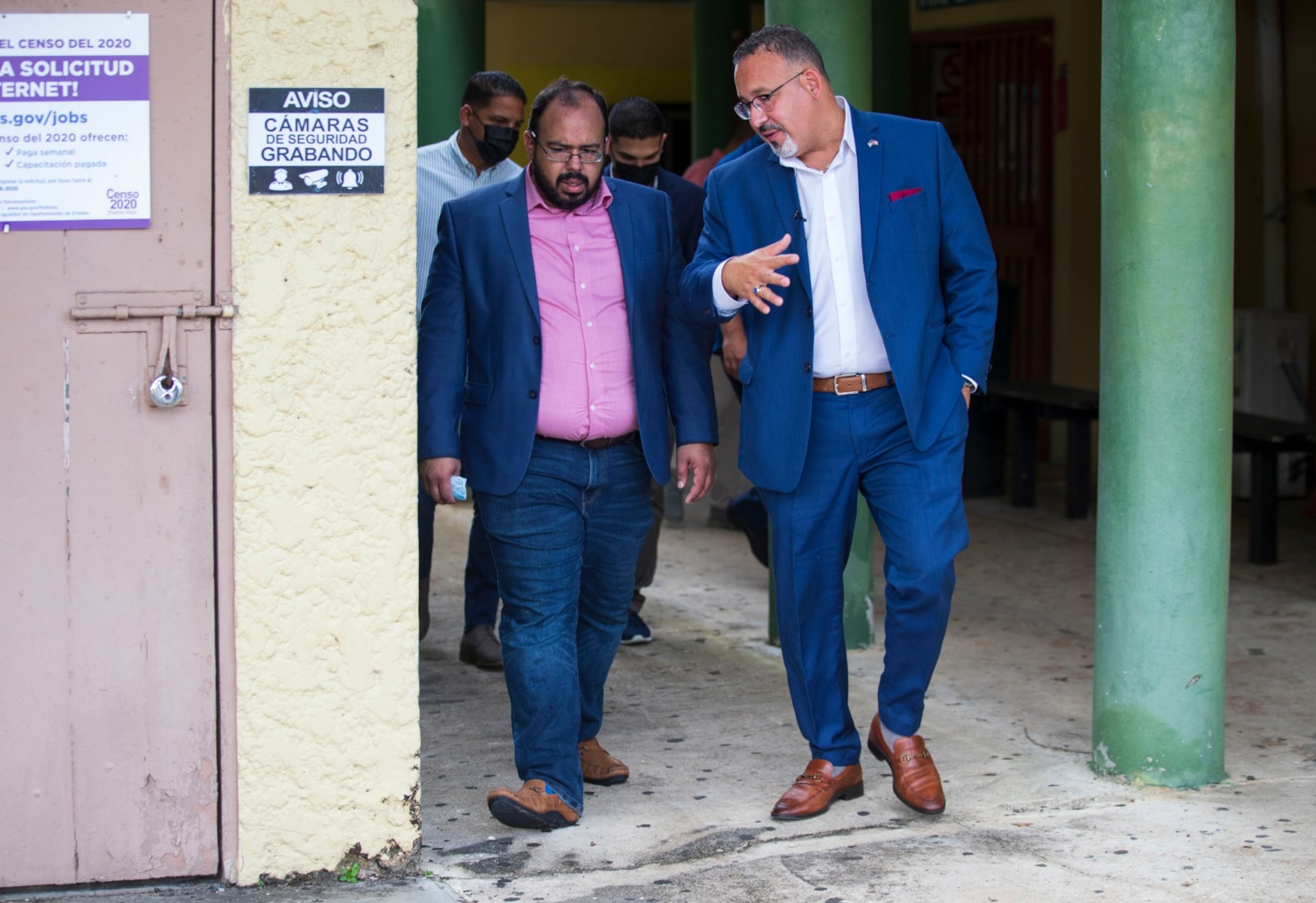 El secretario de Educación federal, Miguel Cardona, a la derecha, conversa con el secretario interino de Educación local, Eliezer Ramos Parés durante una visita al plantel Emilio Delgado en Corozal en verano pasado.