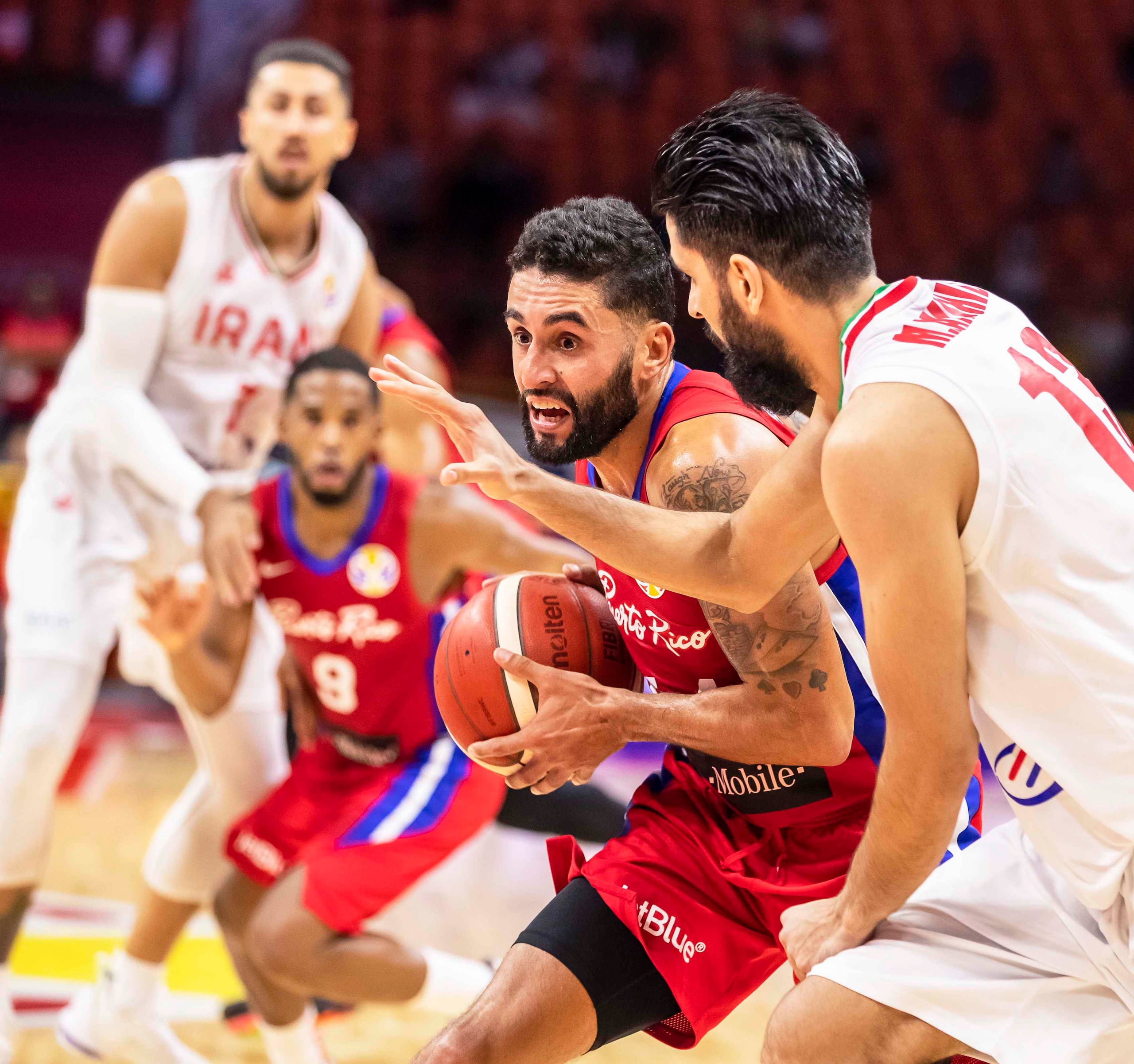 Javier Mojica durante el partido contra Irán. (Agencia Efe)