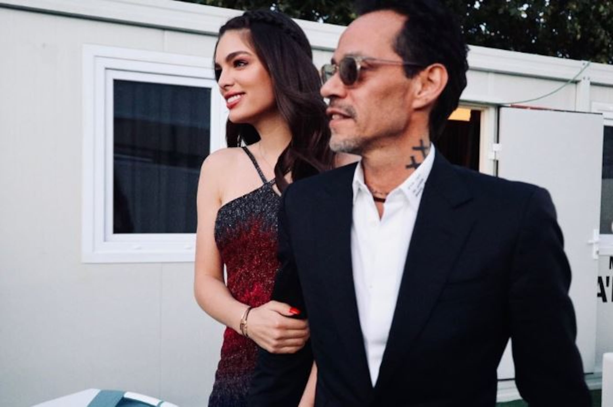 Marc Anthony (a la izquierda), junto a su futura esposa, Nadia Ferreira, quien representó a Paraguay en el certamen de Miss Universe 2021.