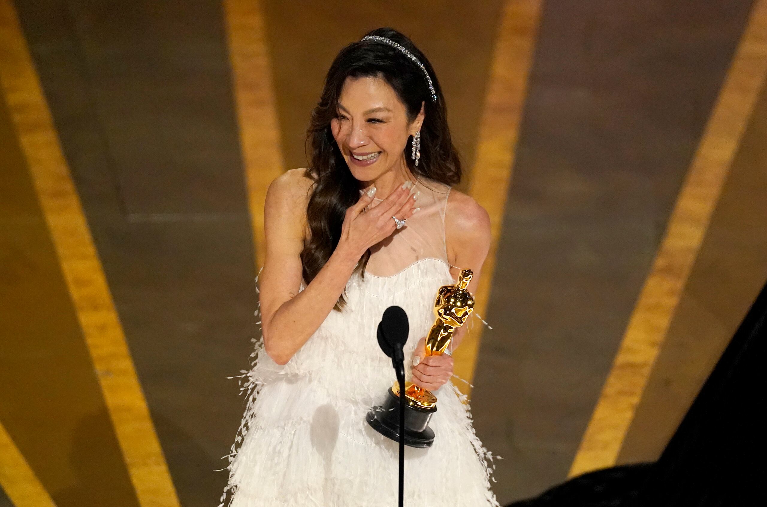 Michelle Yeoh acepta el Oscar a la Mejor Actriz por la cinta  "Everything Everywhere All at Once". (AP Photo/Chris Pizzello)