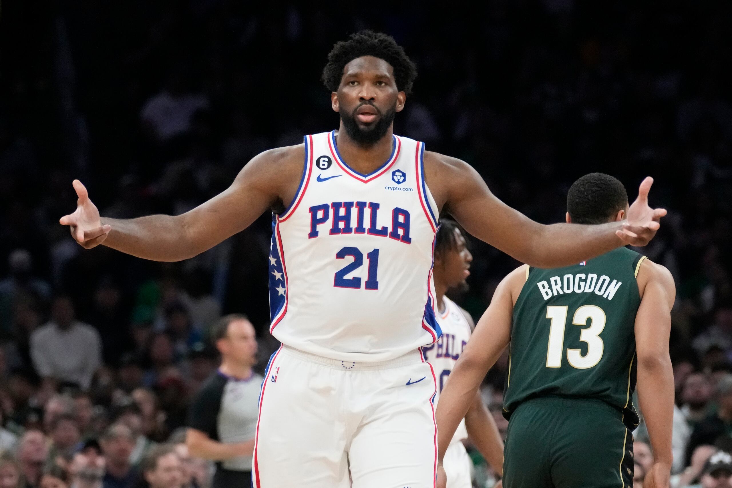 El camerunés Joel Embiid, de los Sixers de Filadelfia, celebra luego de atinar un triple ante los Celtics de Boston en el partido del martes.