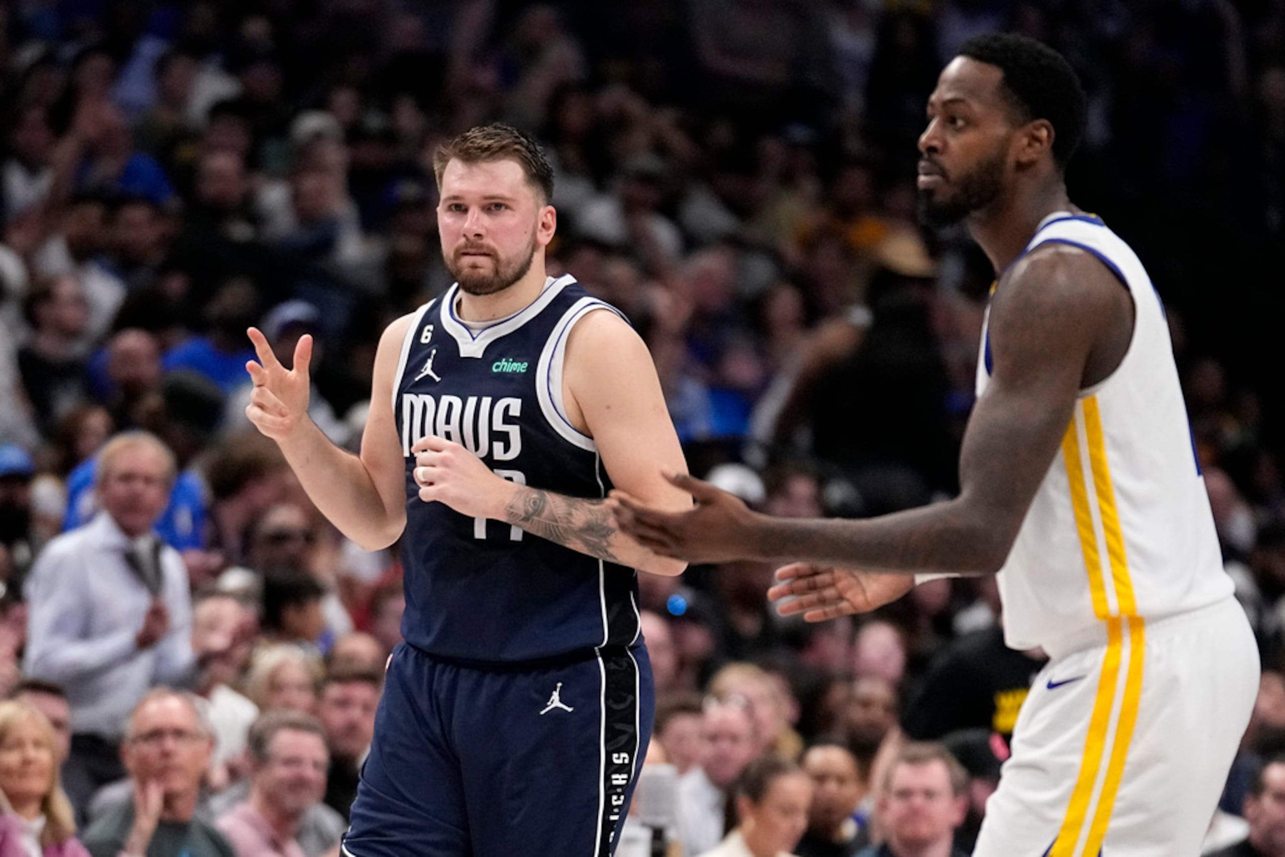 El canastero Luka Doncic celebra un triple frente a JaMychal Green.