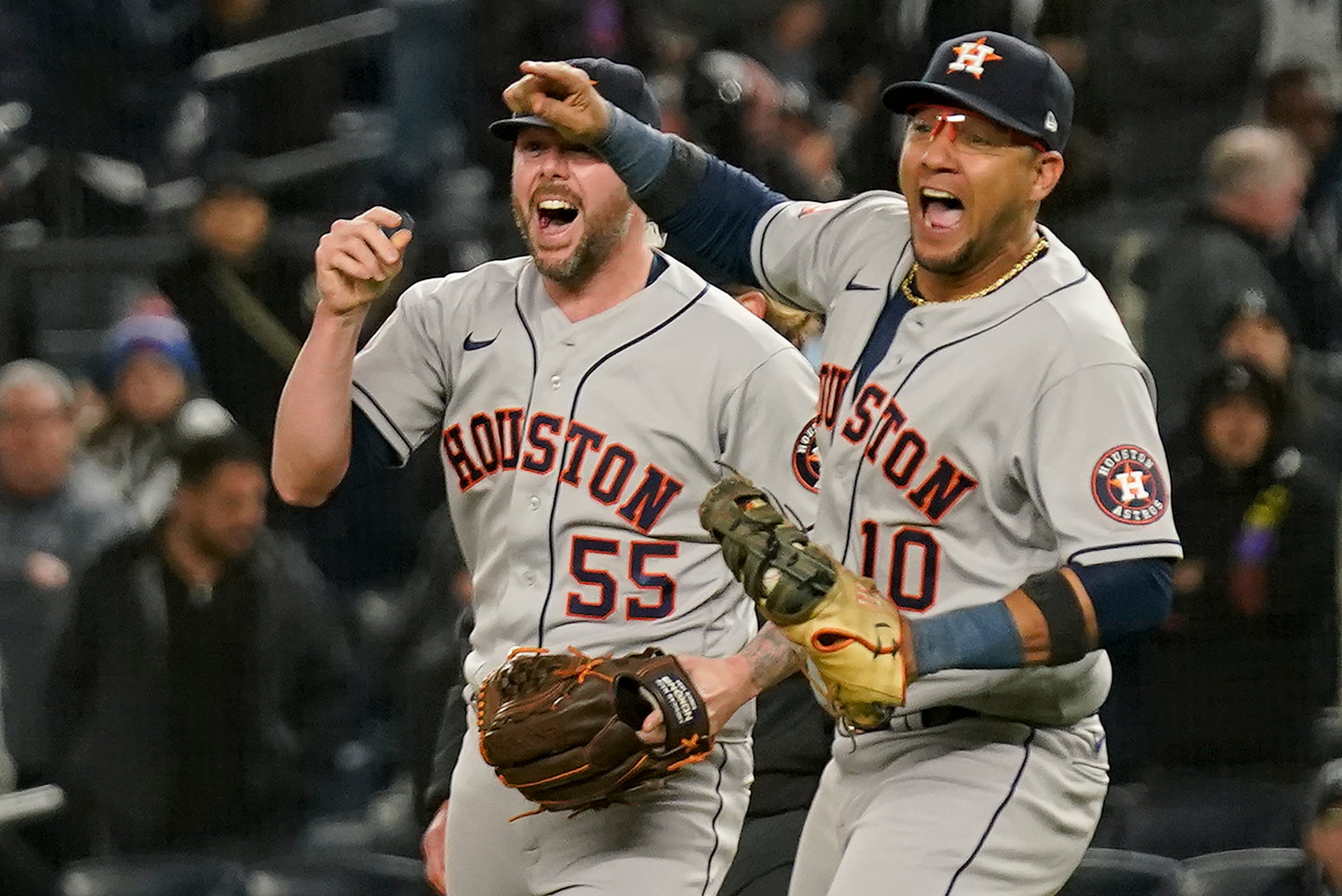 El relevista Ryan Pressly (55) y el primera base Yuli Gurriel (10) celebran en el triunfo sobre los Yankees en la Serie de Campeonato de la Liga Americana. El cubano Gurriel será agente libre a los 38 años de edad. 