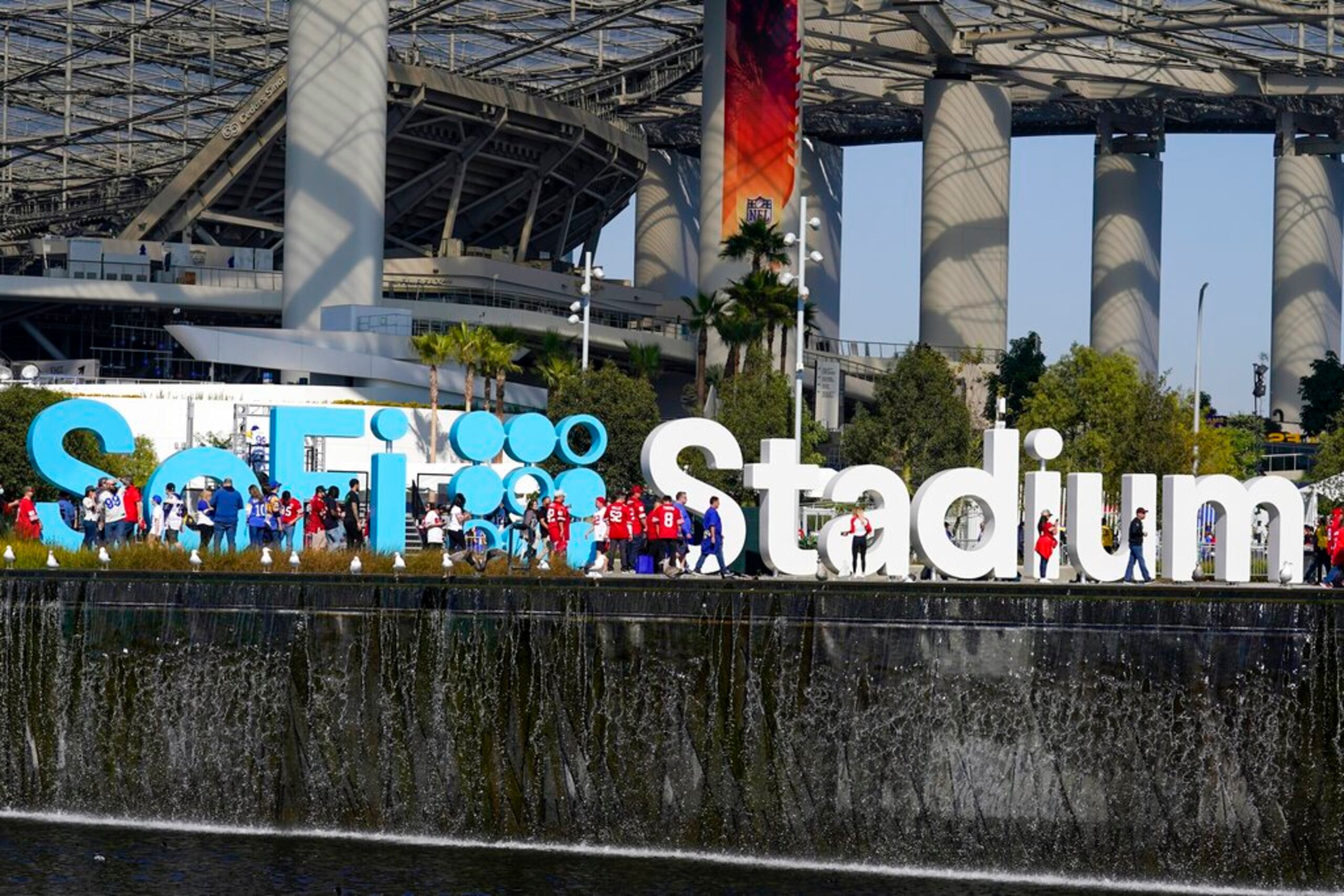 Varios fanáticos se dirigen al SoFi Stadium antes de la final de la Conferencia Nacional entre los 49ers de San Francisco y los Rams de Los Ángeles el 30 de enero de 2022, en Inglewood, California.