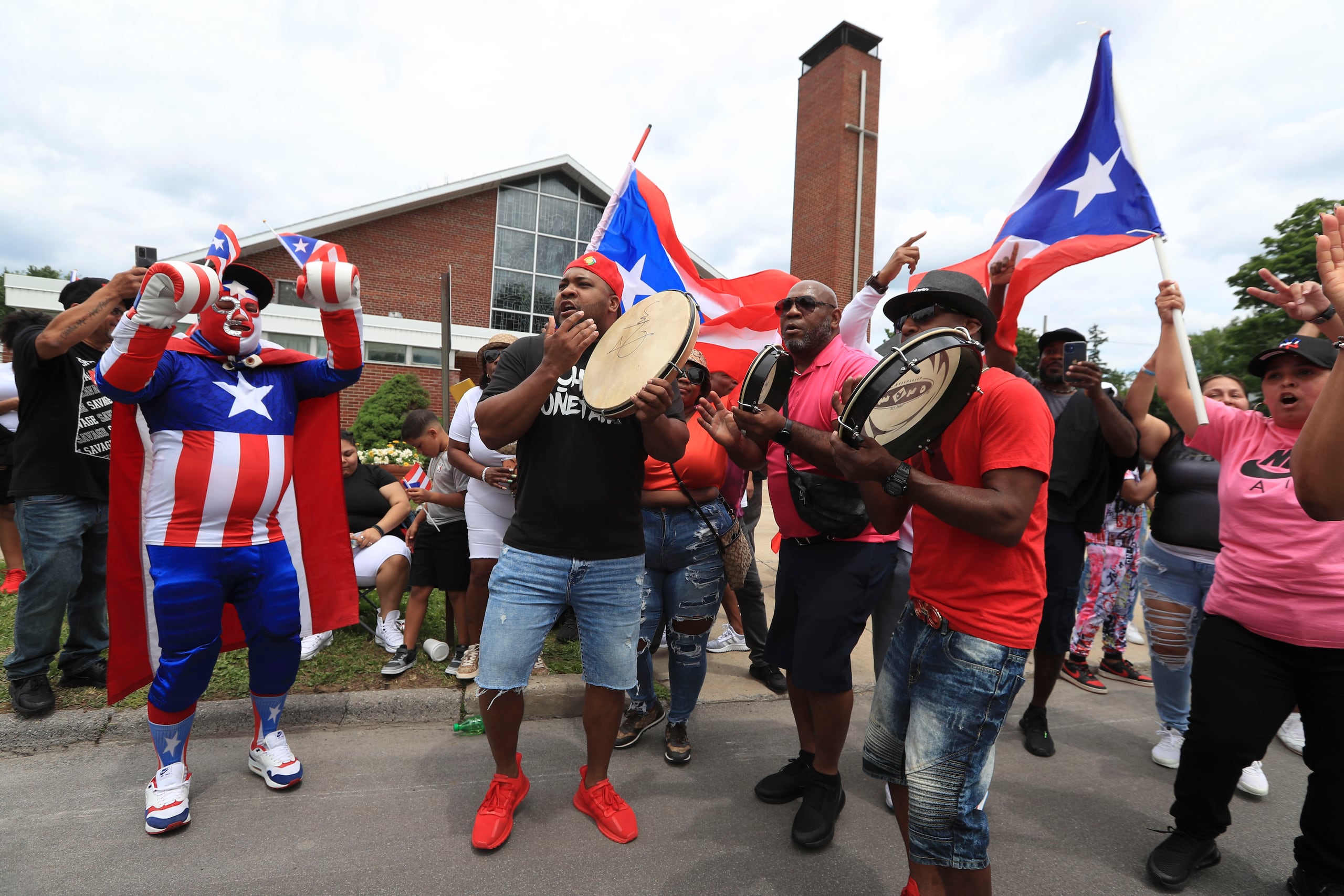 Y varios los grupos de plena presentes para celebrar la exaltación de Miguel Cotto.