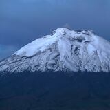 Volcán Cotopaxi emite cenizas a 500 metros sobre el cráter