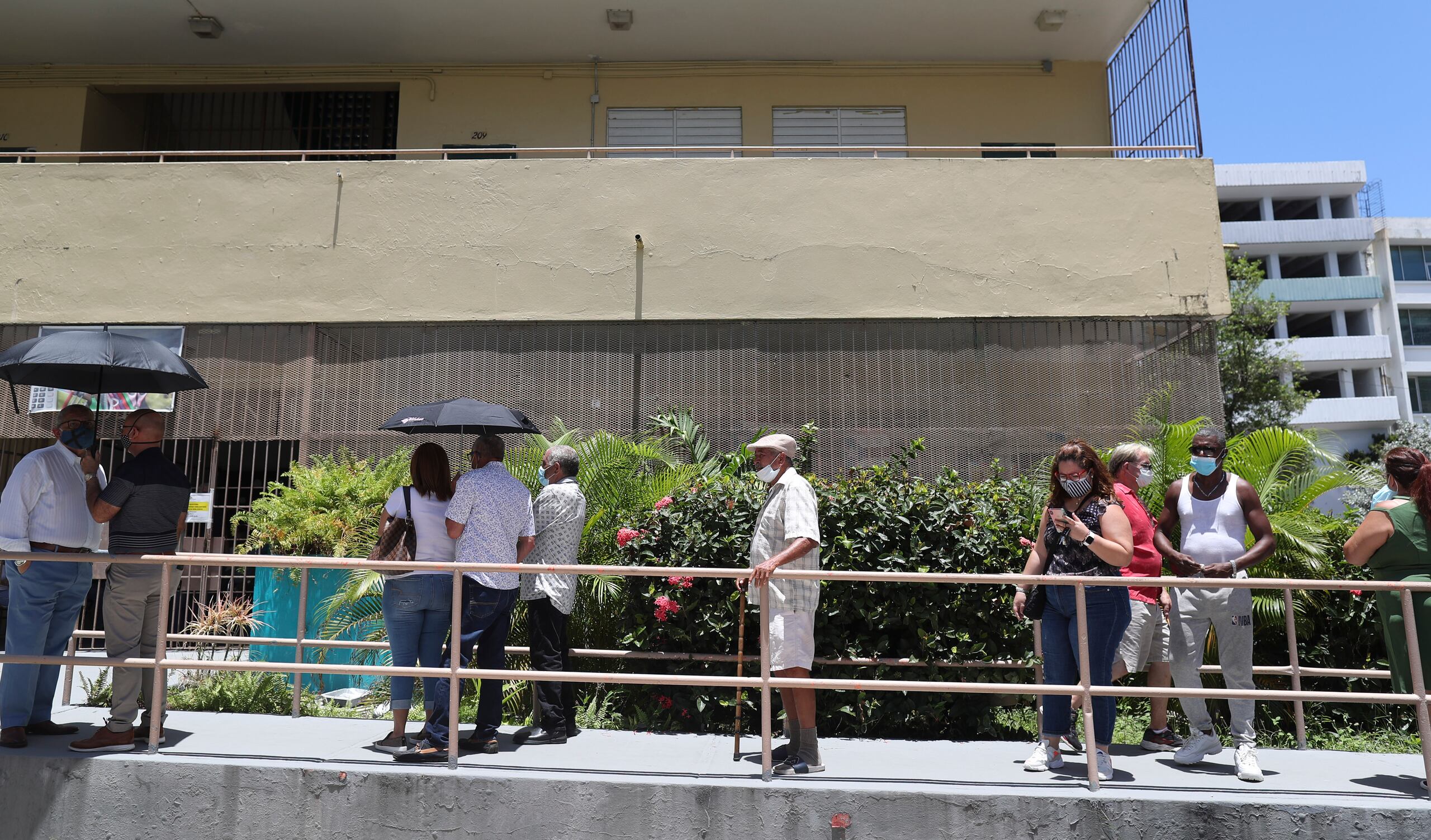 Electores asisten a la escuela Rafael Labra para participar de las primarias 2020.