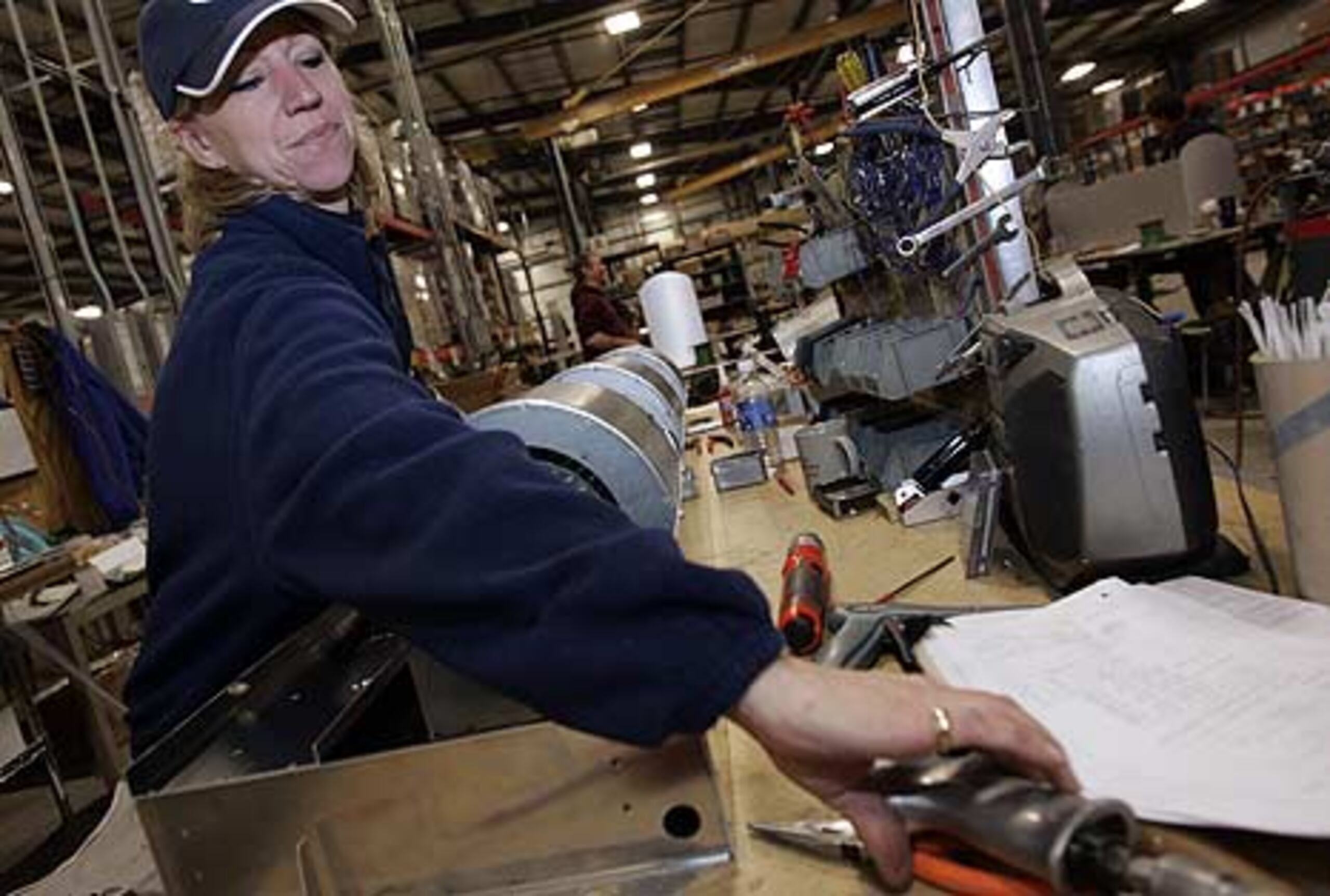 Las empresas estadounidenses se concentran en la producción de bienes caros y dejan que otros países se dediquen a producir bienes baratos. 
(AP Photo/Keith Srakocic)