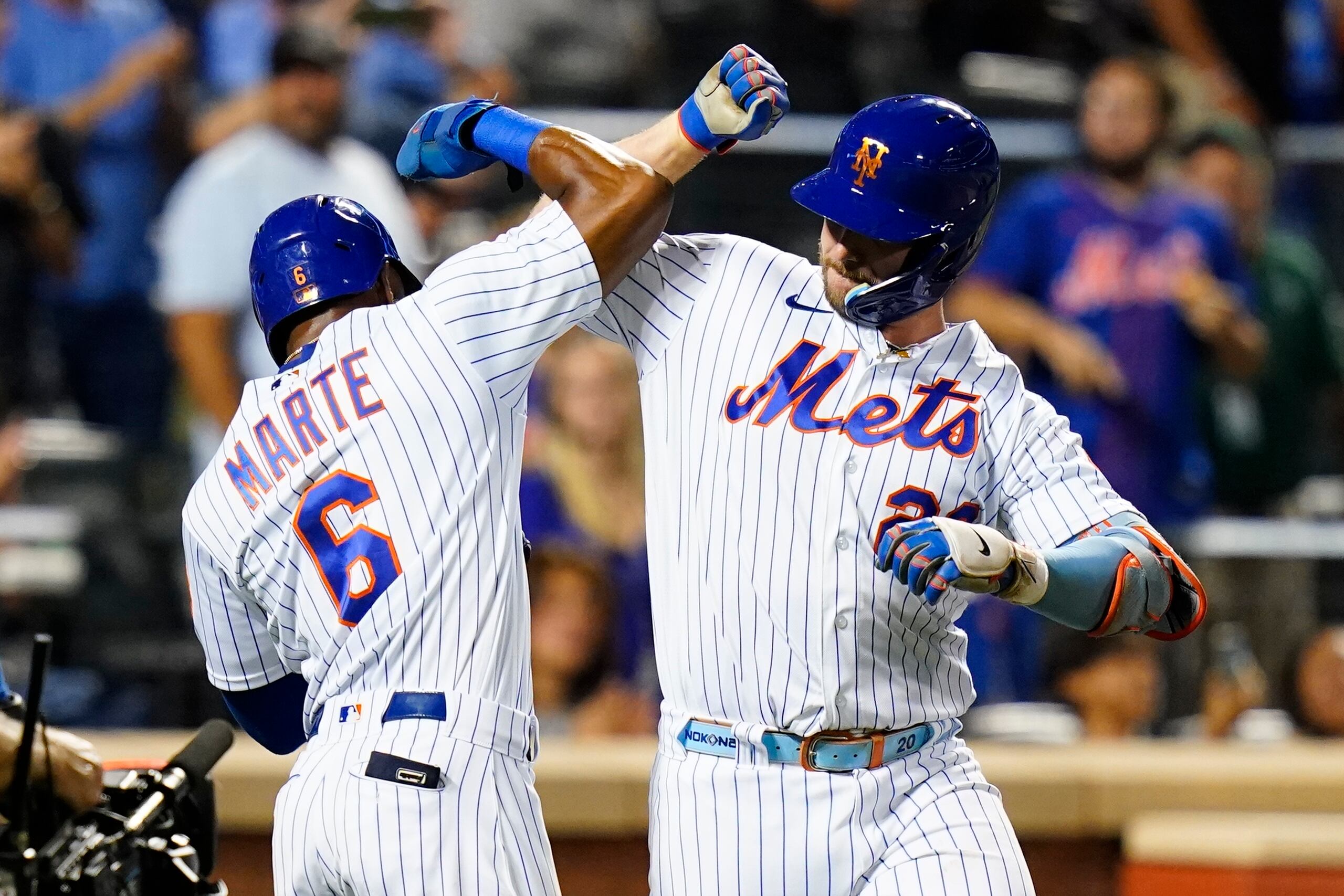 Starling Marte y Pete Alonso, de los Mets de Nueva York, celebran luego de que ambos anotaran con un cuadrangular de Alonso durante la tercera entrada del partido del jueves ante los Rockies de Colorado.