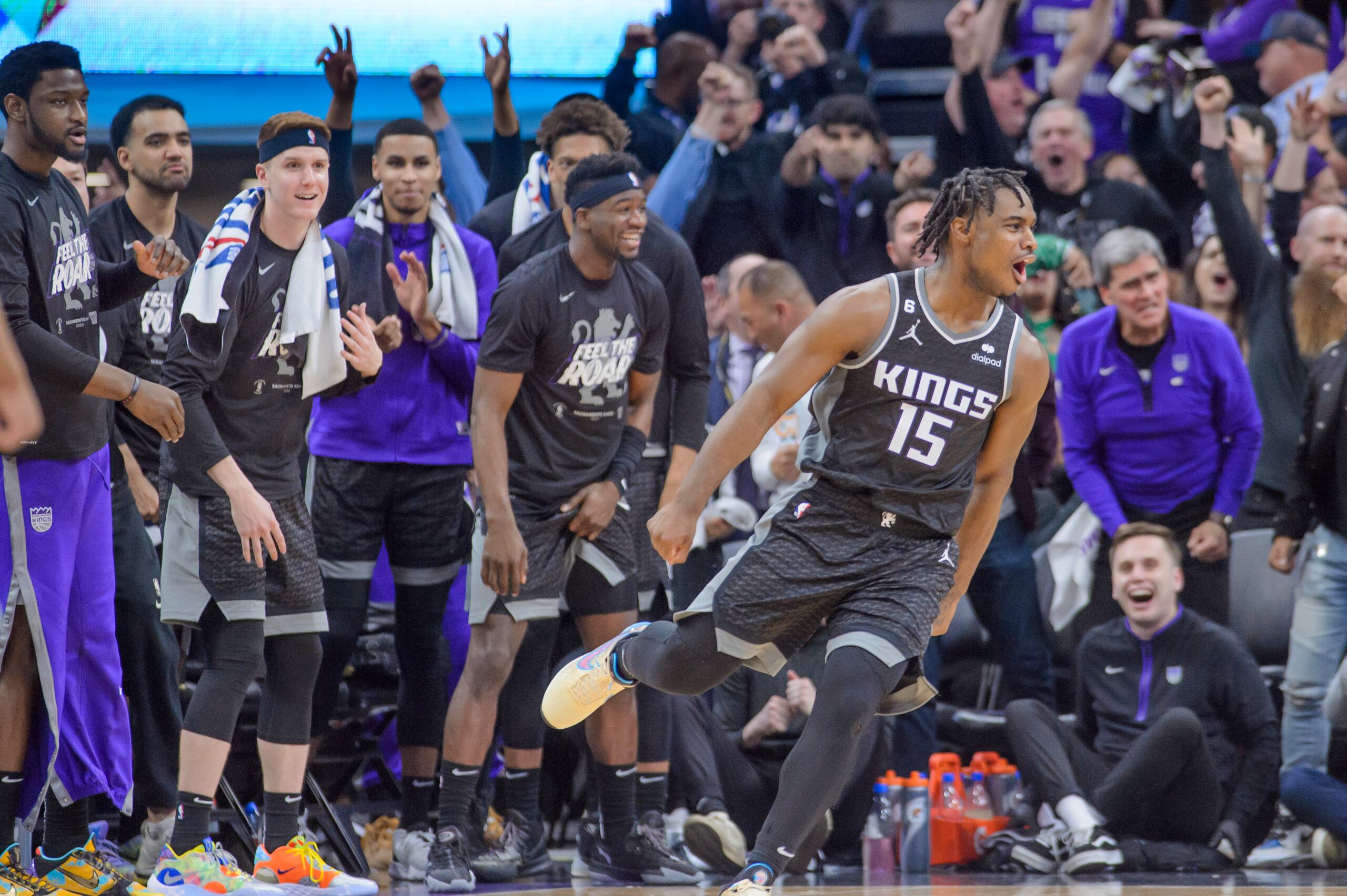 Davion Mitchell (15) y los Kings reaccionada durante una jugada en la segunda mitad del juego del lunes.