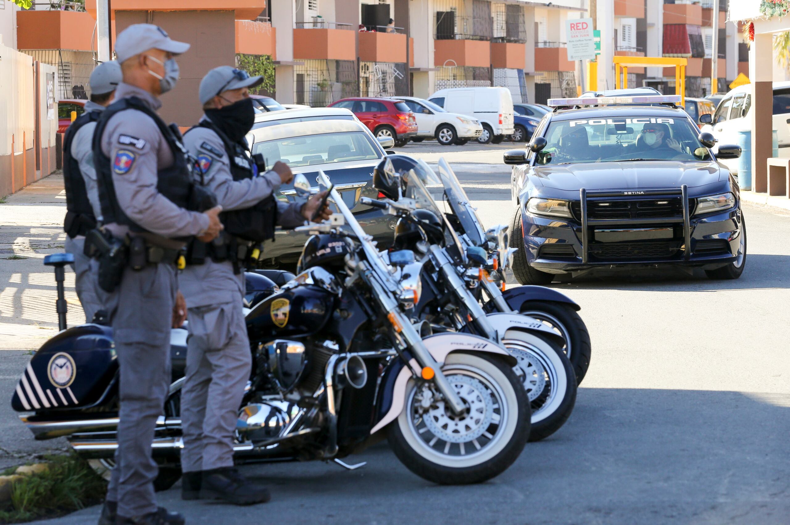 Presencia policíaca en el residencial Luis LLorens Torres, en Santurce. (Archivo)