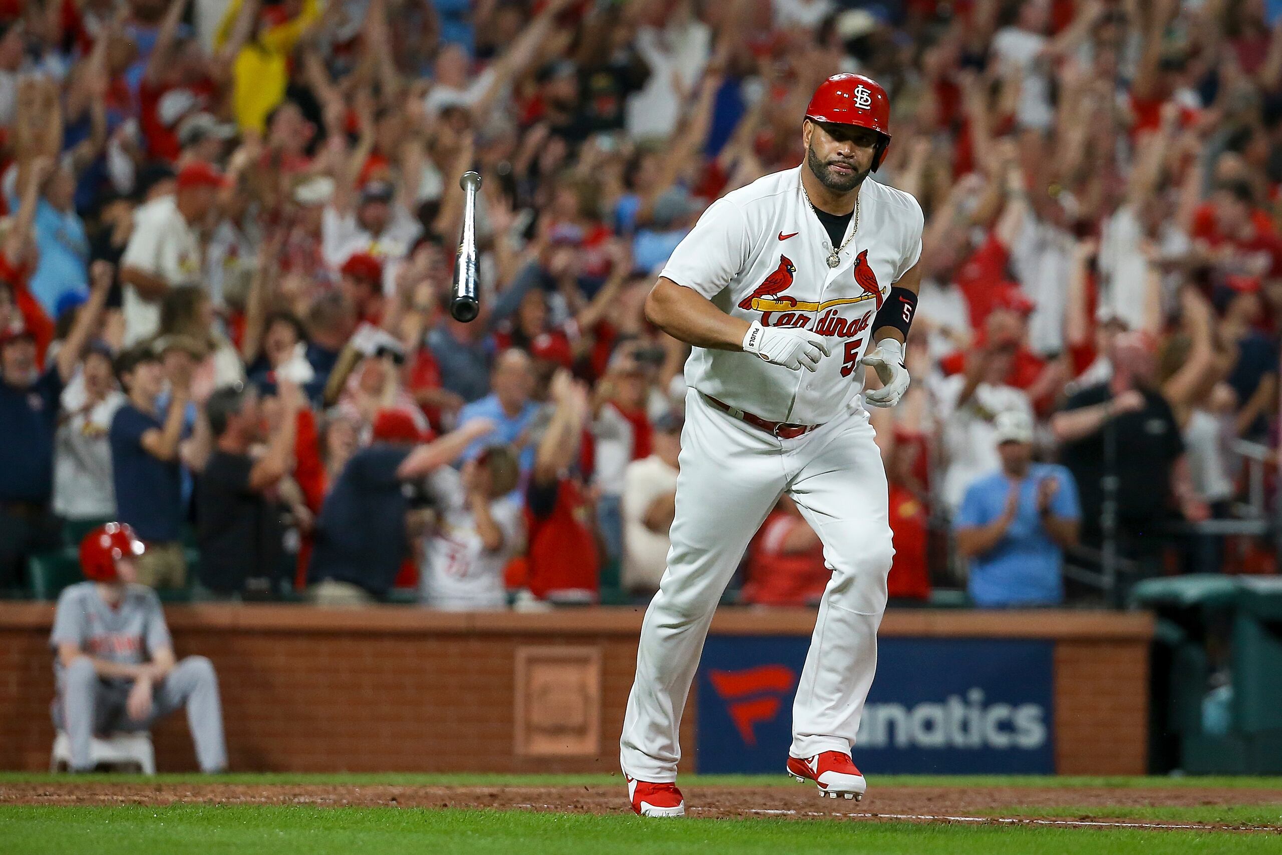 Albert Pujols, de los Cardinals de San Luis, lanza el bate mientras comienza el recorrido de bases en lo que fue el cuadrangular número 698 de su carrera.