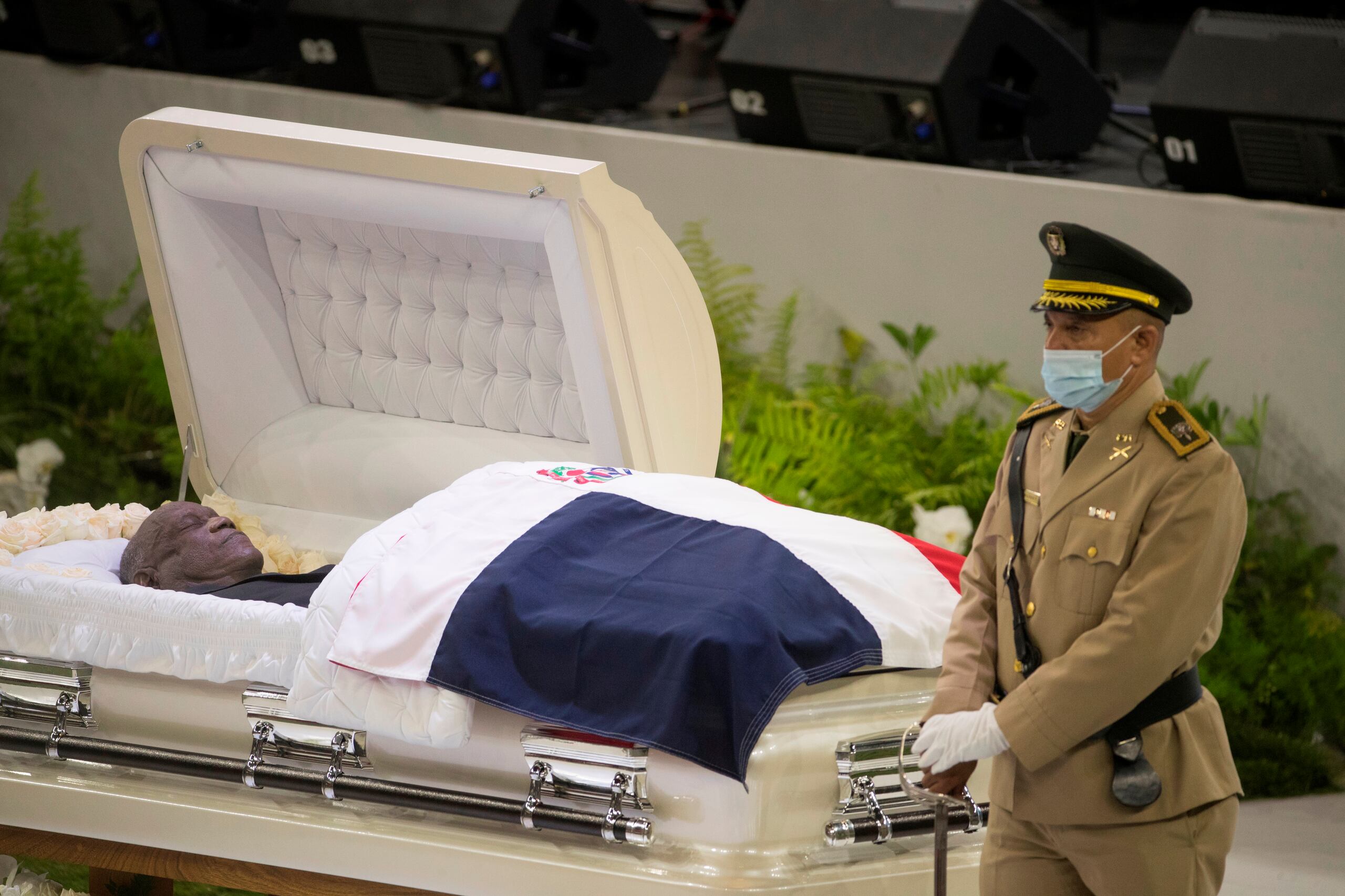 Un militar monta guardia de honor junto al cuerpo del merenguero dominicano Johnny Ventura, durante un acto popular celebrado para despedirlo en el Palacio de los Deportes de Santo Domingo, República Dominicana.