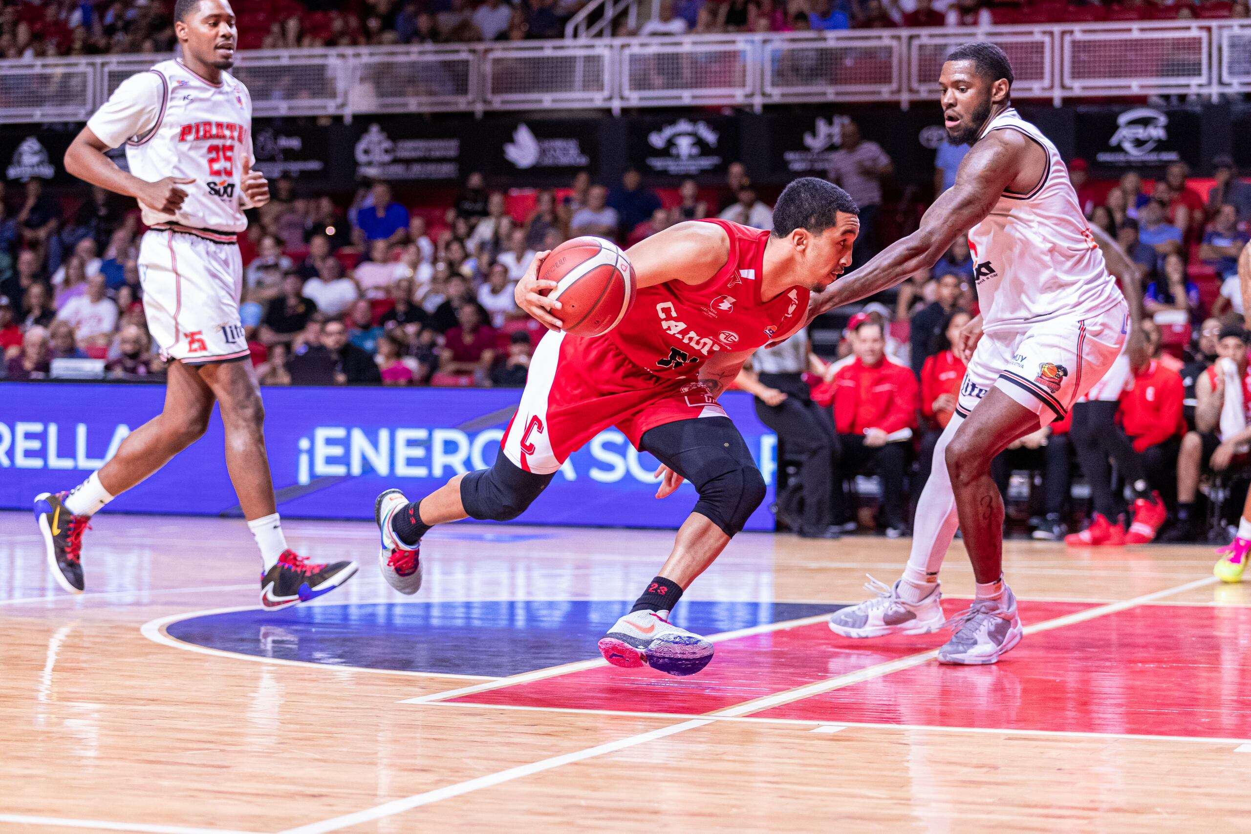 Tremont Waters, de los Gigantes de Carolina, con el balón, intenta quitarse la defensa de Tyquan Rolón, de los Piratas de Quebradillas, durante el encuentro del jueves.